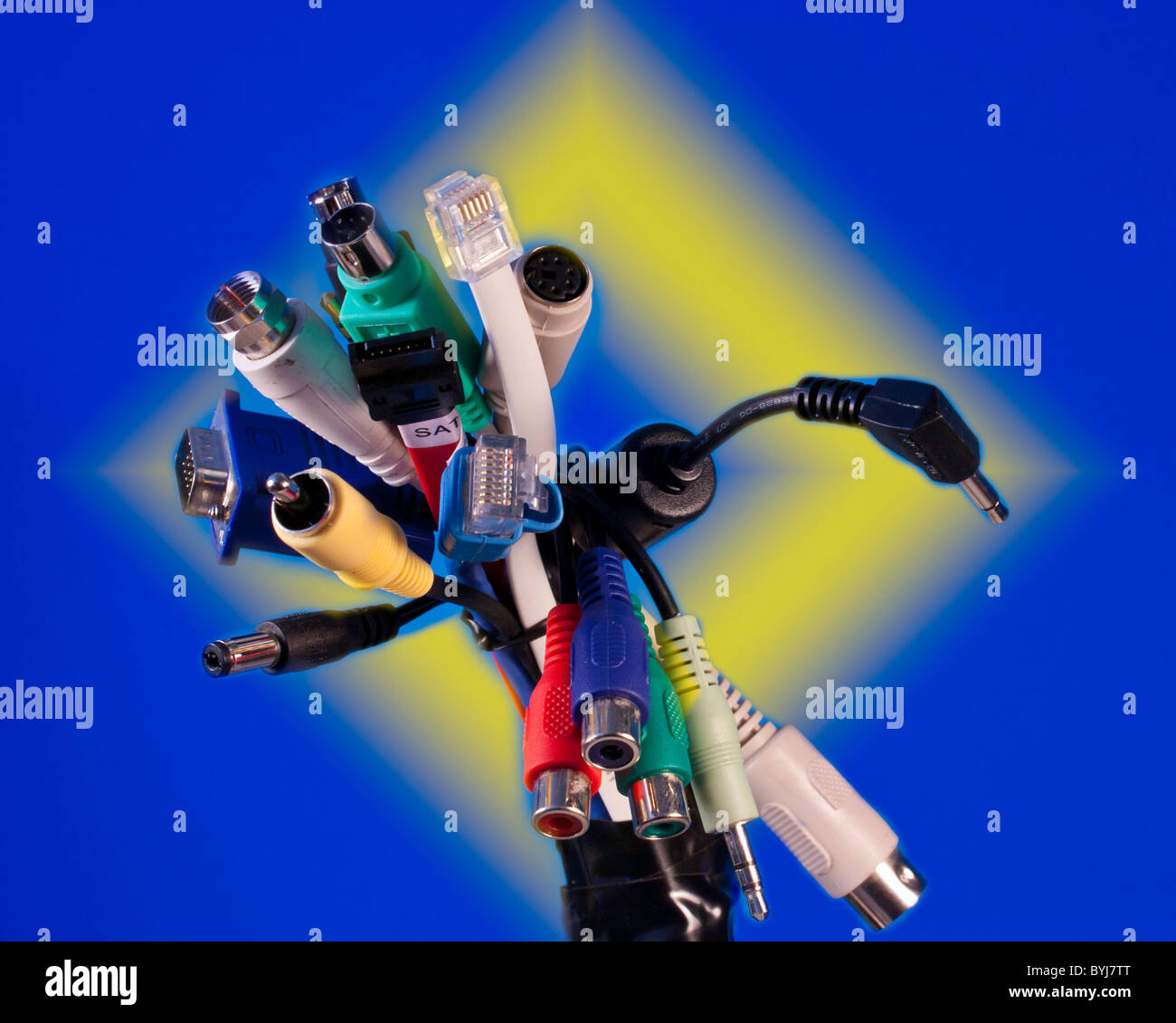 Un fascio di connettori elettronici Foto Stock