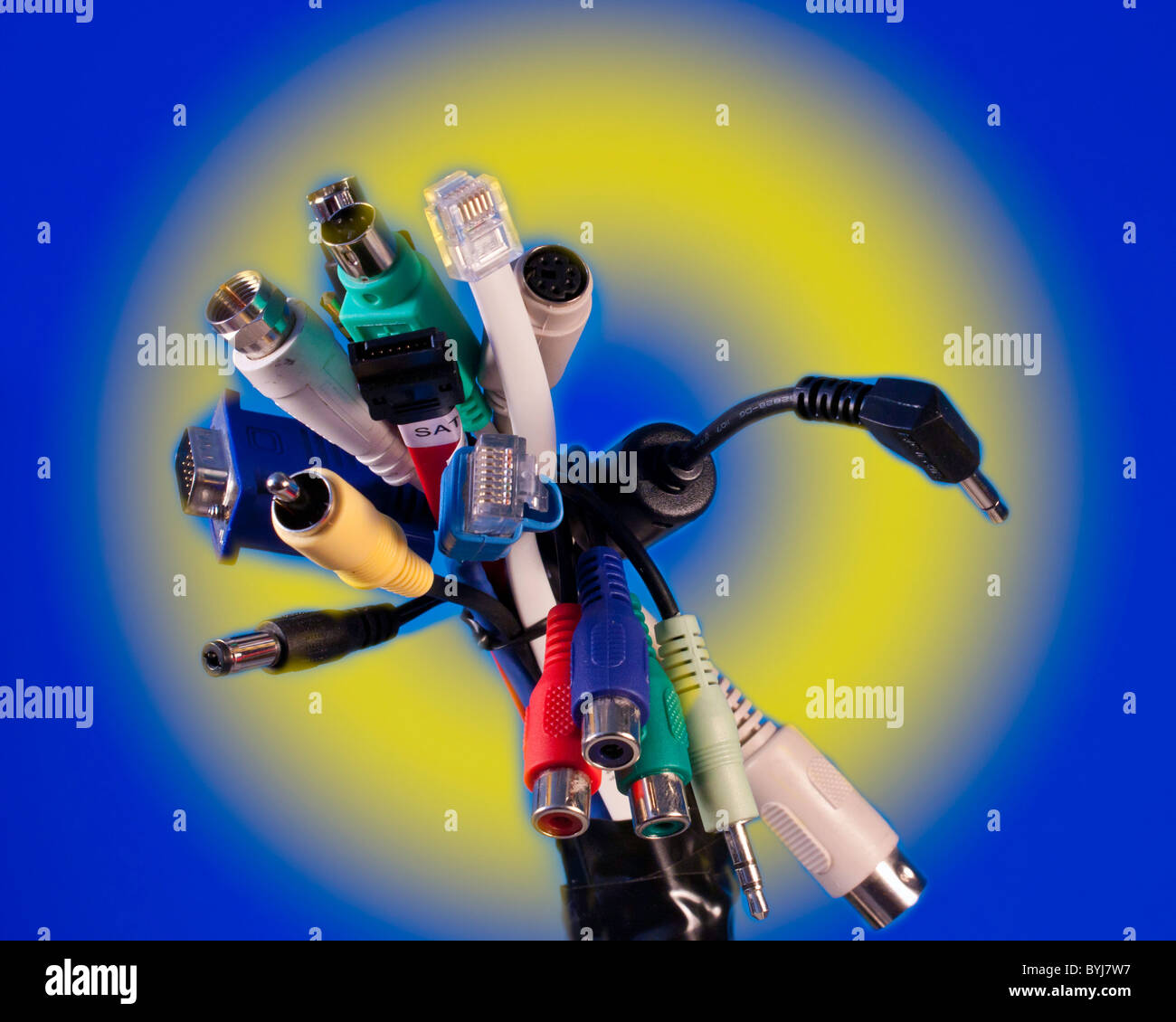 Un fascio di connettori elettronici Foto Stock