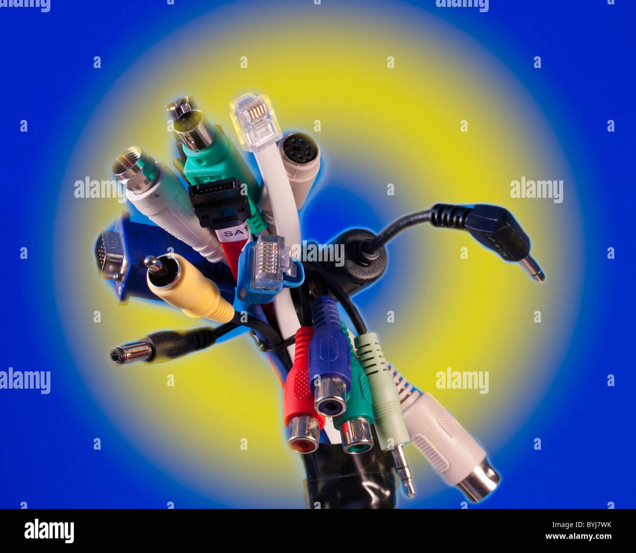 Un fascio di connettori elettronici Foto Stock