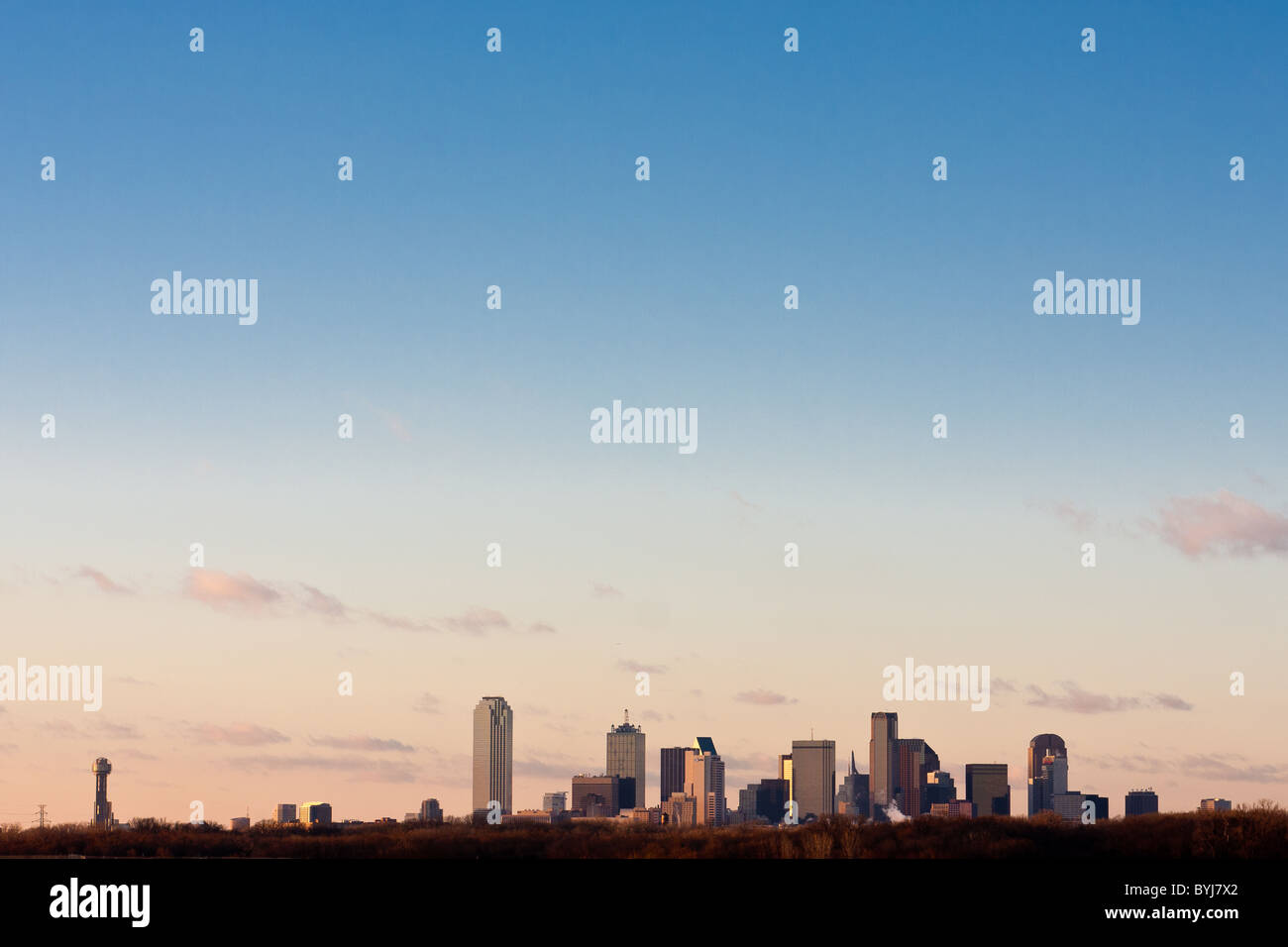 Ampio angolo di visione di Dallas, Texas skyline del sud presso la I-45 Interstate ponte sopra il fiume della Trinità nel tardo pomeriggio. Foto Stock