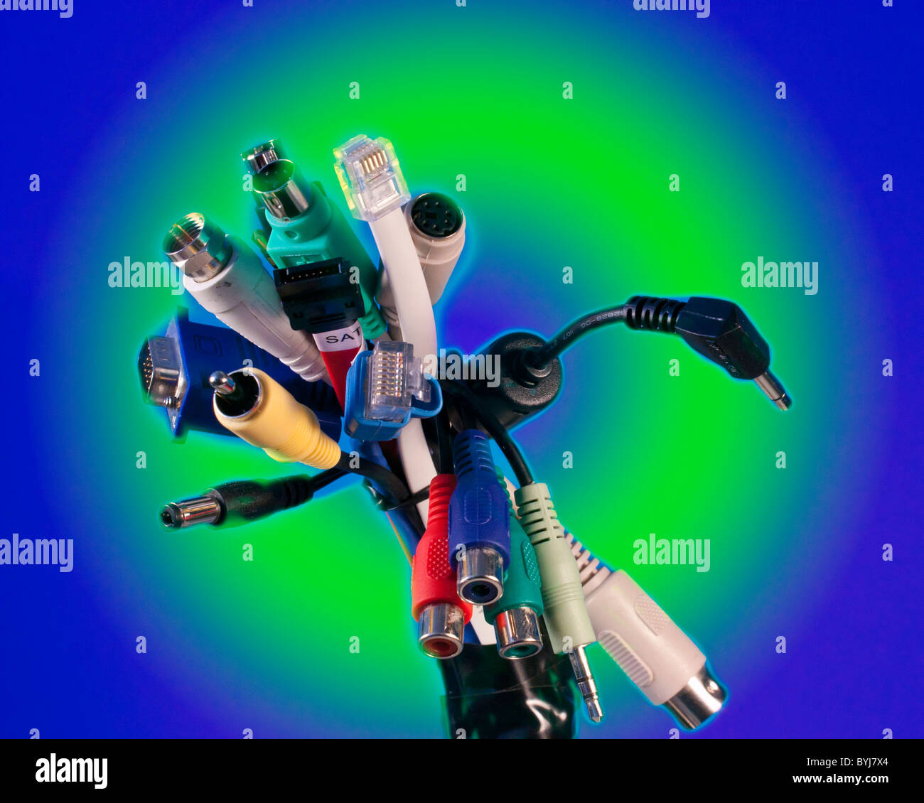 Un fascio di connettori elettronici Foto Stock