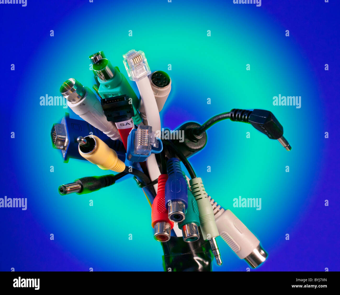 Un fascio di connettori elettronici Foto Stock