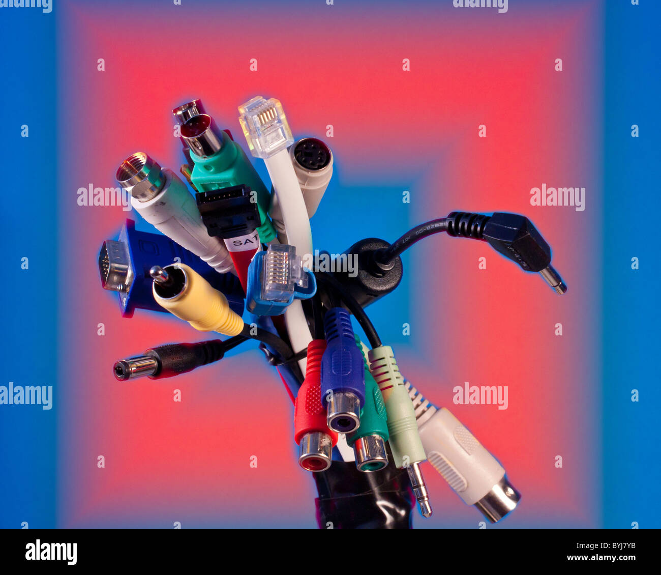 Un fascio di connettori elettronici Foto Stock