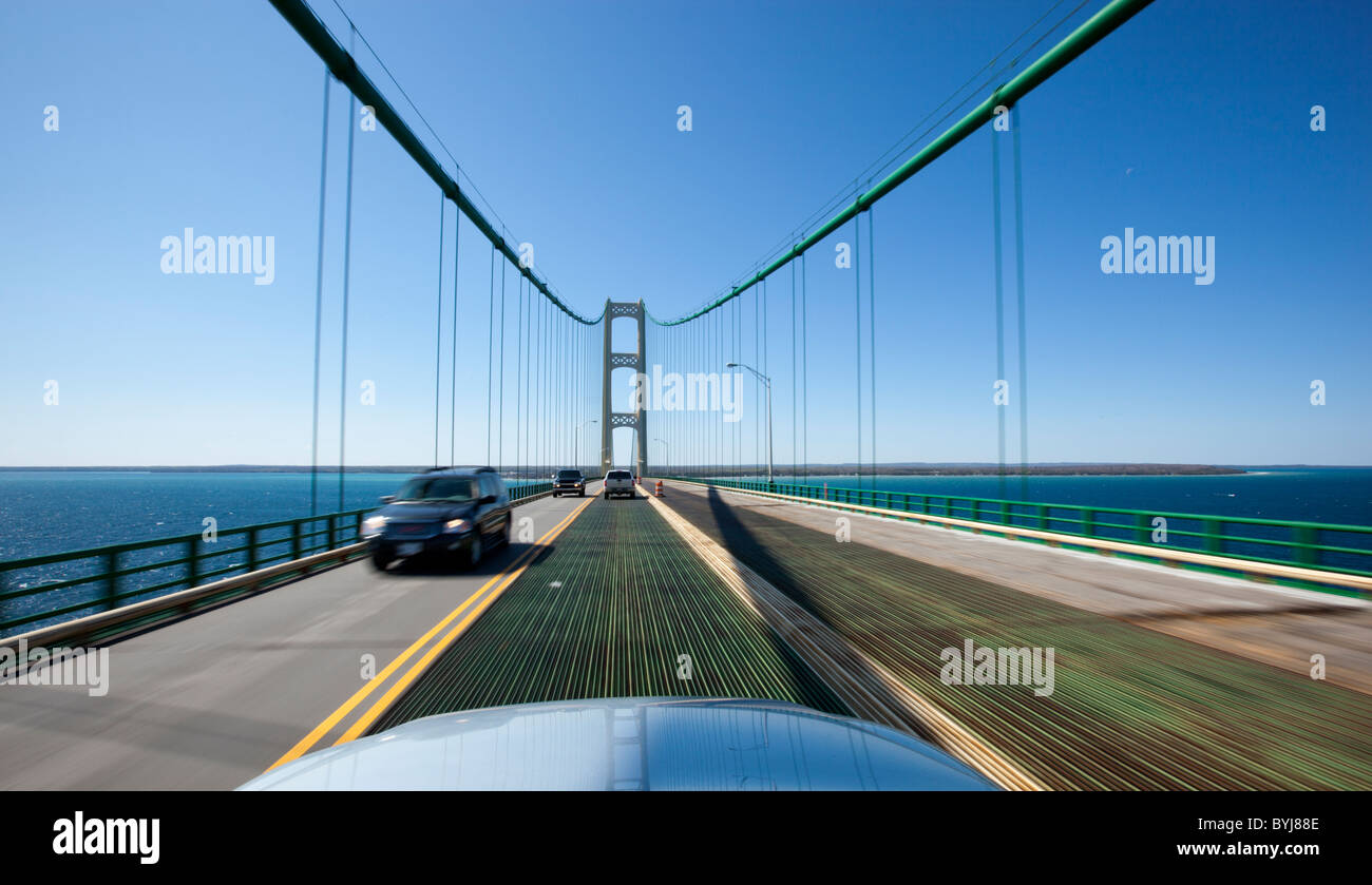 Stati Uniti d'America, Michigan, San Ignace, vista offuscata del traffico visto dal dall'auto attraverso ponte Mackinac sulla soleggiata mattina di primavera Foto Stock