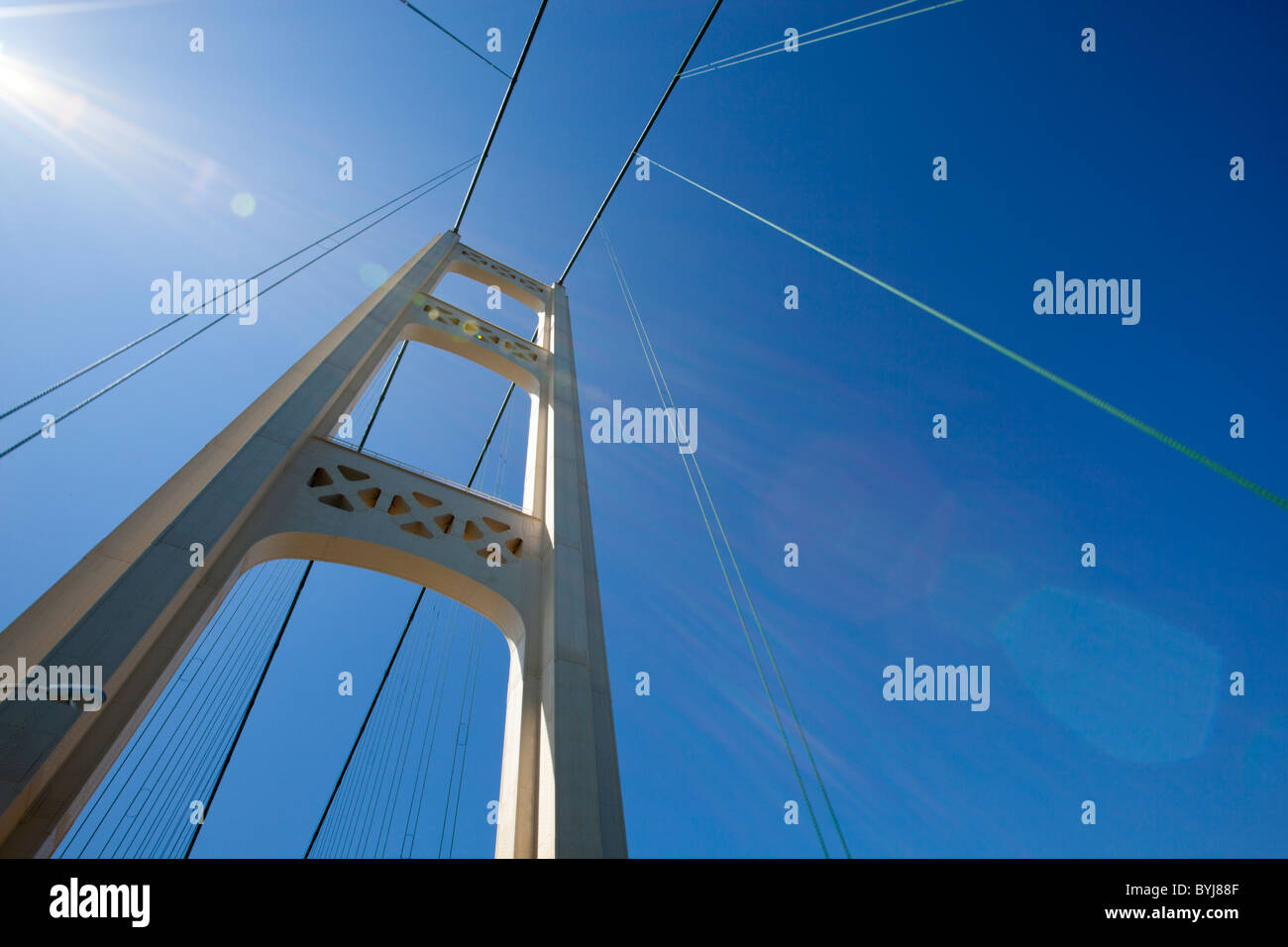 Stati Uniti d'America, Michigan, San Ignace, vista della torre del ponte dall'auto attraverso ponte Mackinac sulla soleggiata mattina di primavera Foto Stock