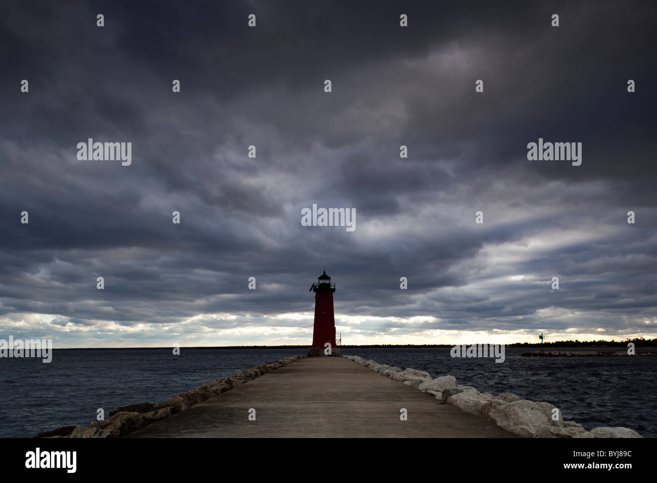 Stati Uniti d'America, Michigan, Manistique, Faro lungo il lago Michigan su burrascosa serata Foto Stock