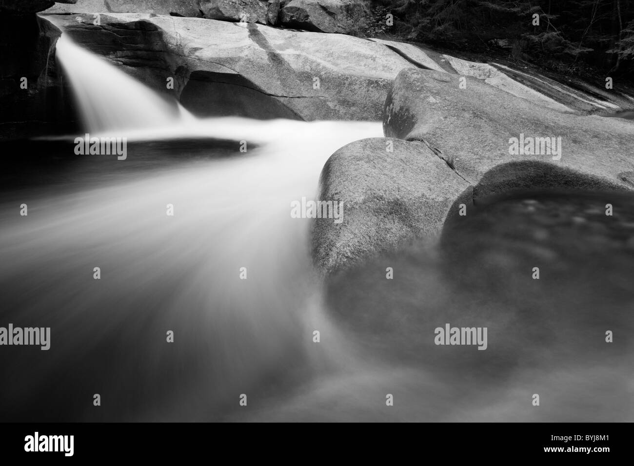 Stati Uniti d'America, New Hampshire, Lincoln, offuscata l'acqua che scorre su pietre di granito sul fiume Pemigewasset in Franconia Notch State Park Foto Stock