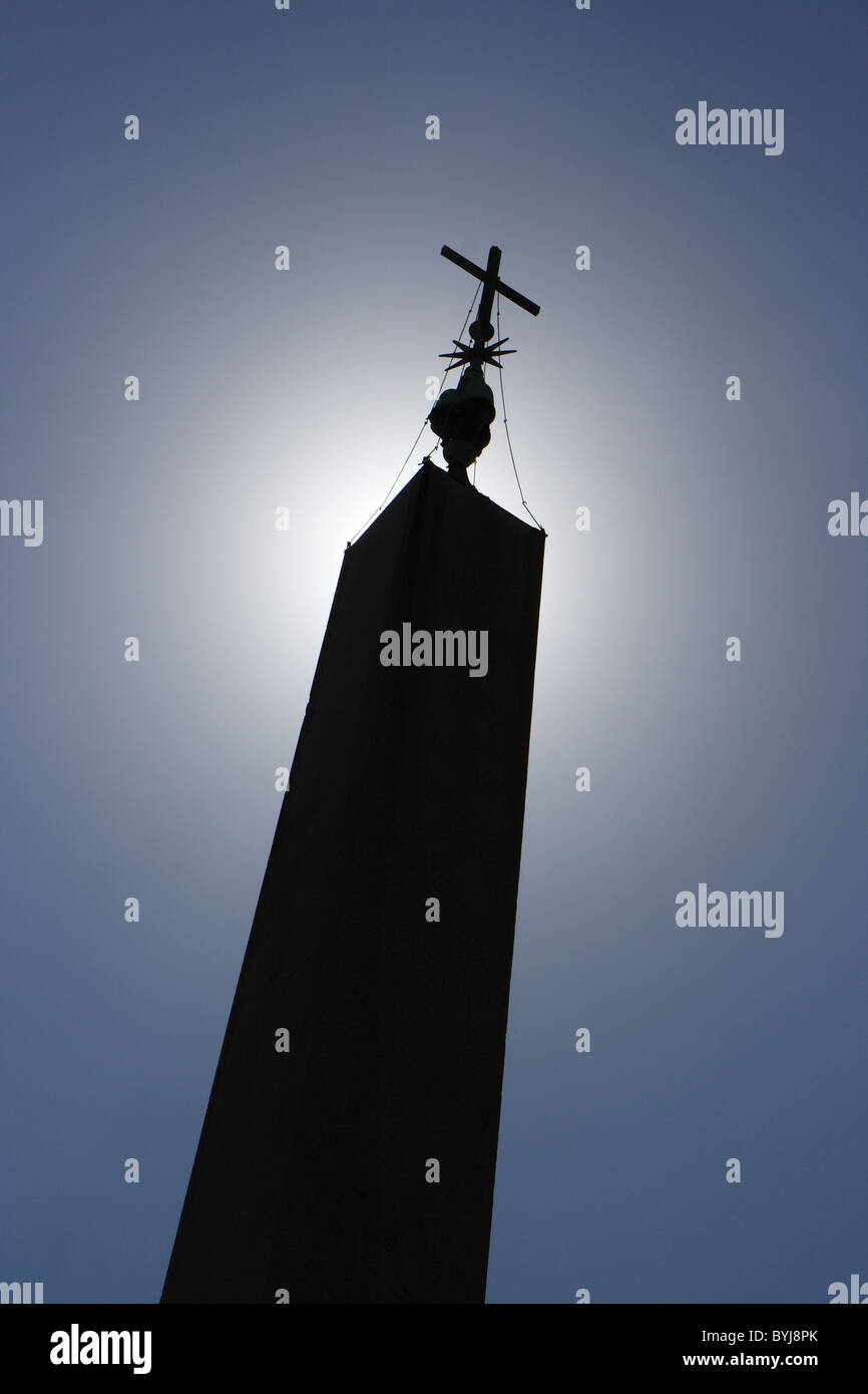 Croce sulla cima dell'Obelisco Egiziano, Città del Vaticano Foto Stock