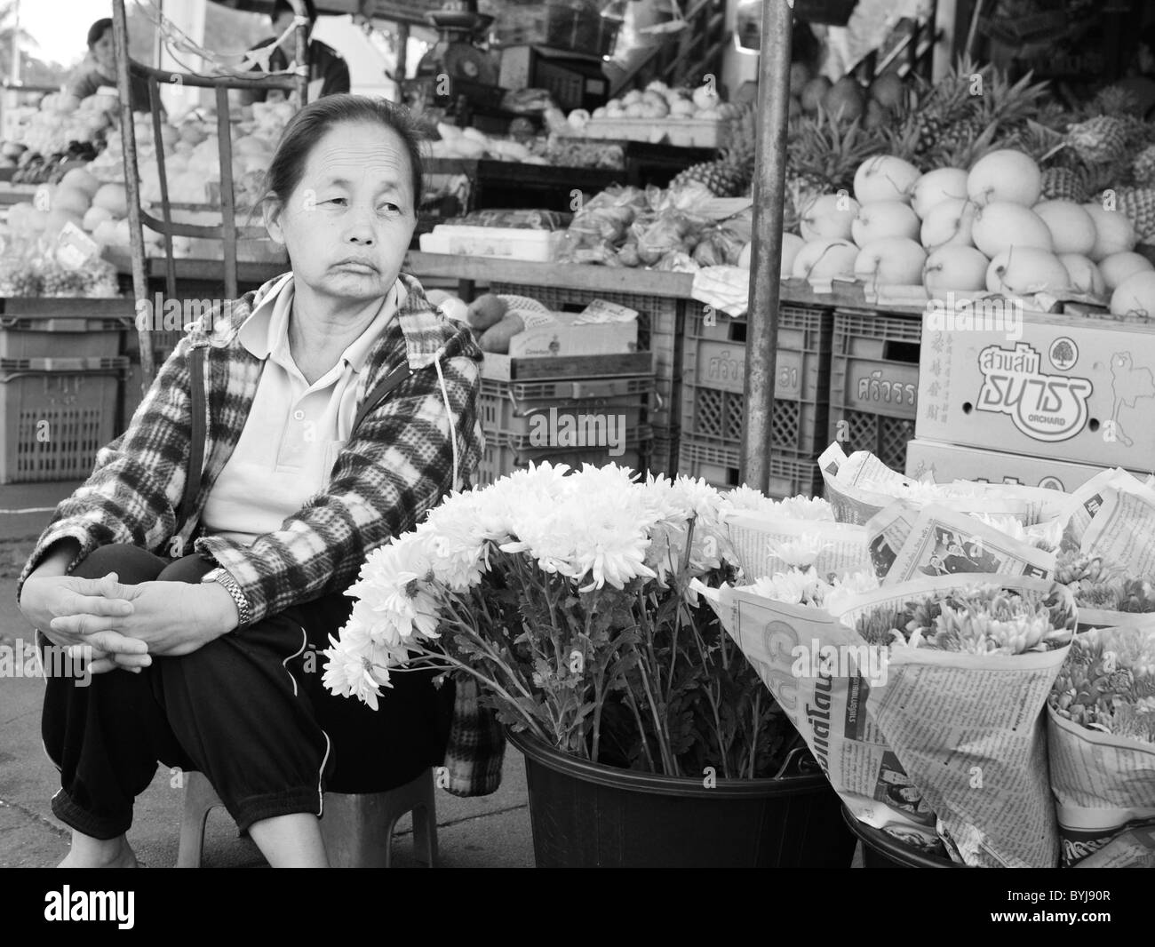 Ritratto in bianco e nero di un venditore di fiori in un Thai street market Foto Stock