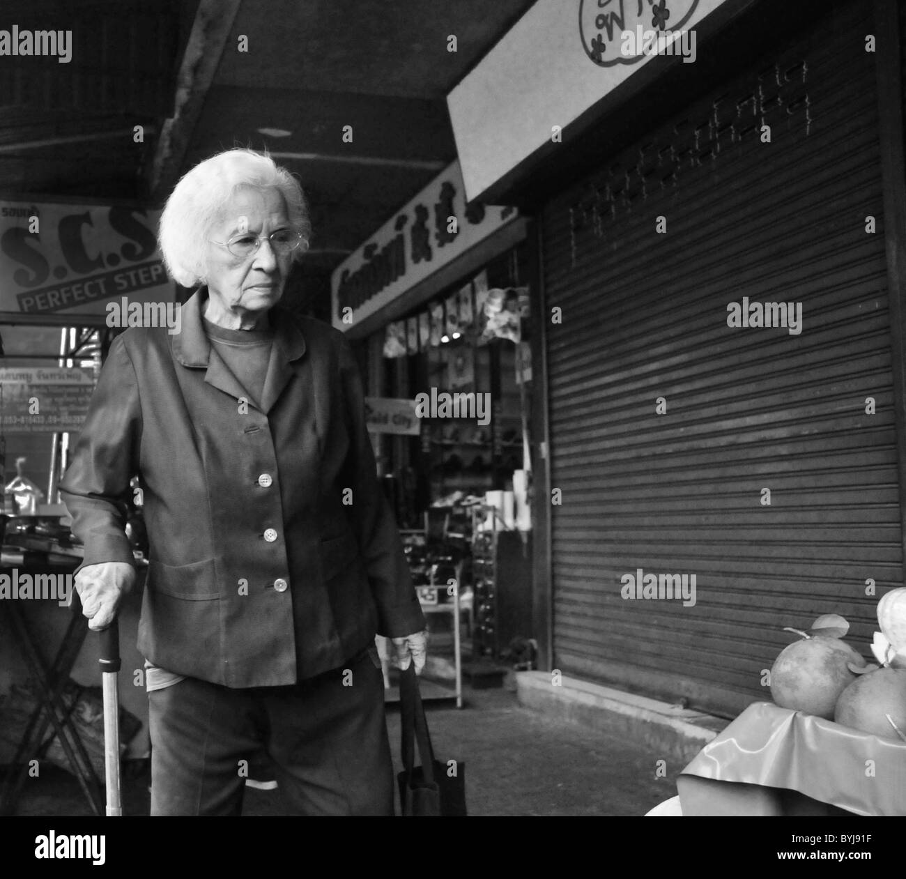 Bianco e nero ritratto di una vecchia donna Thai su una strada Foto Stock