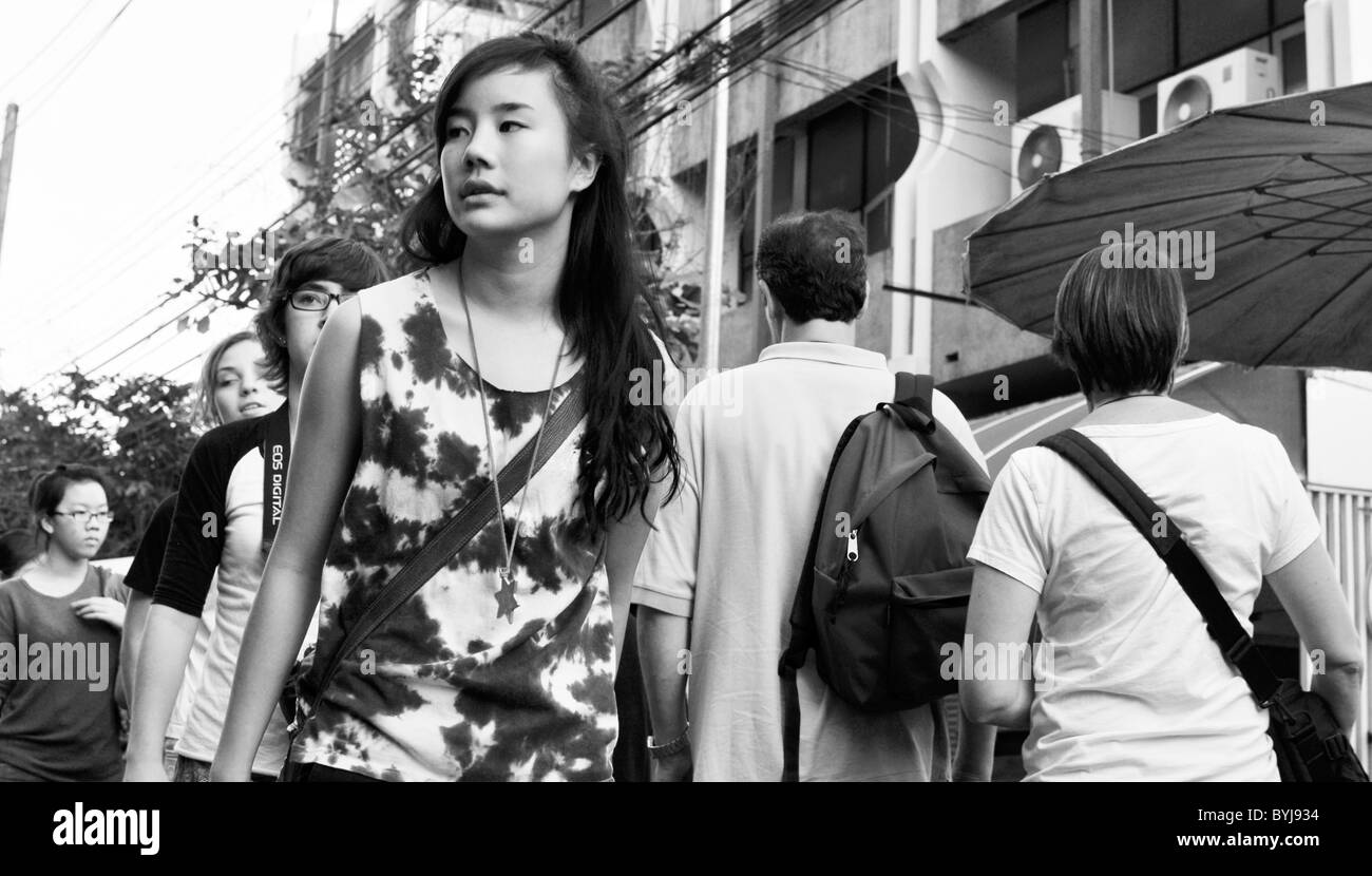 Fotografia in bianco e nero di persone a un Thai street market Foto Stock