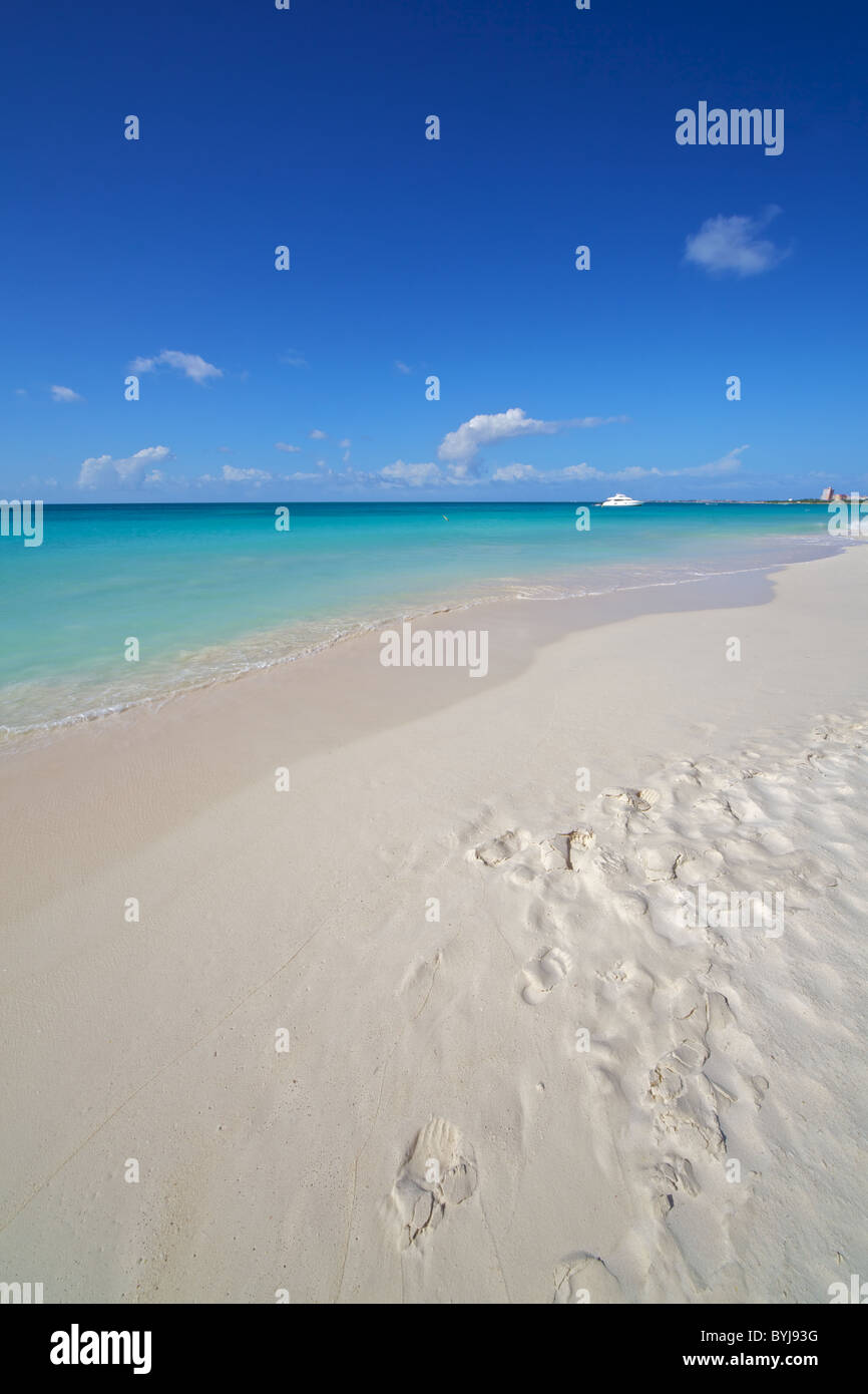 Orme nella sabbia bianca finissima di Aruba contro le acque turchesi del Mar dei Caraibi Foto Stock