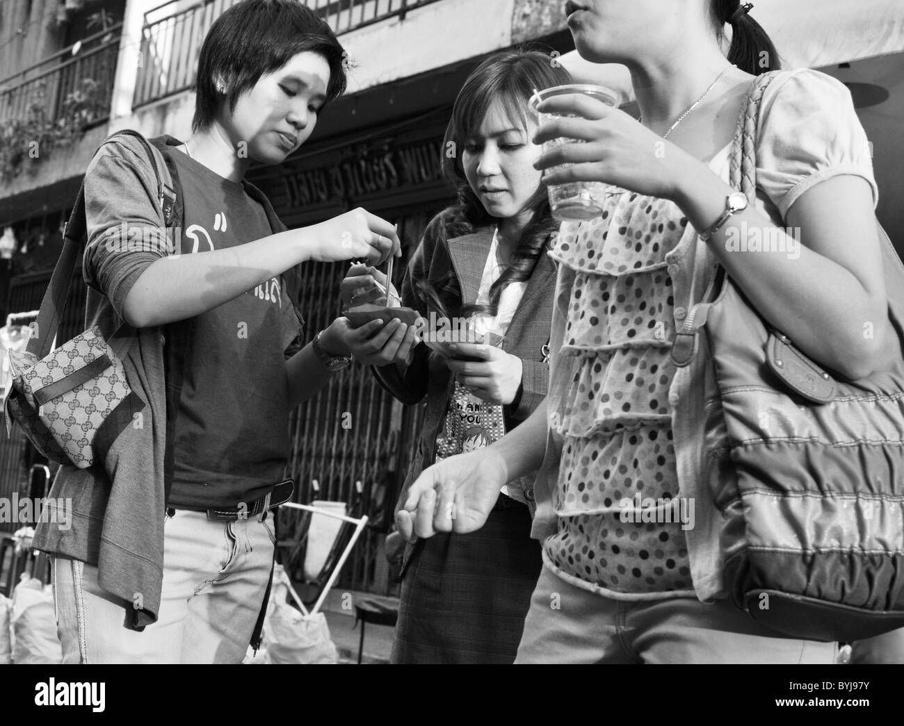 Fotografia in bianco e nero di tailandese donne a un mercato di strada Foto Stock