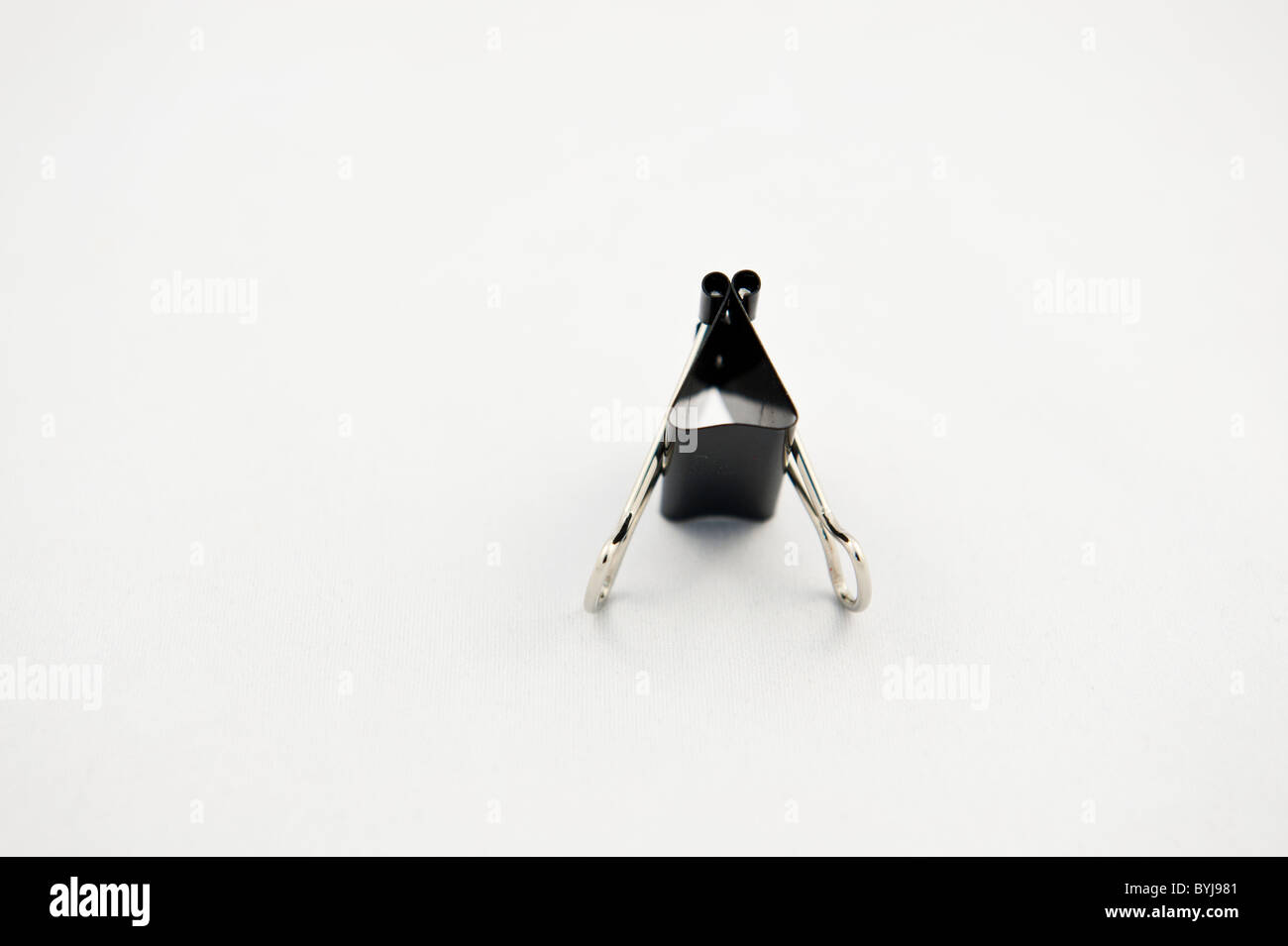 Clip legante su sfondo bianco Foto Stock