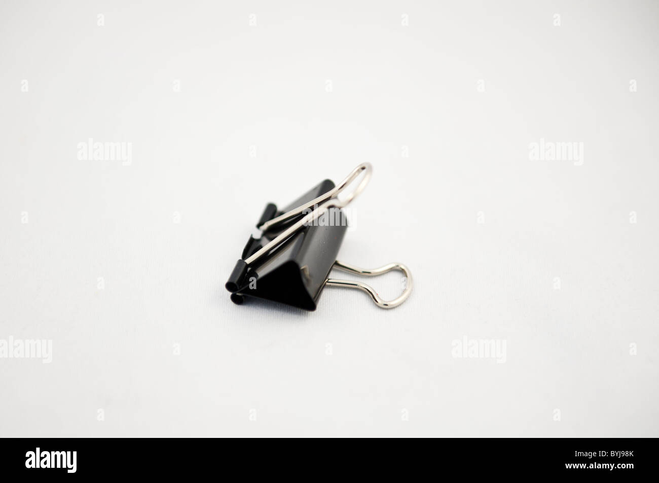 Clip legante su sfondo bianco Foto Stock