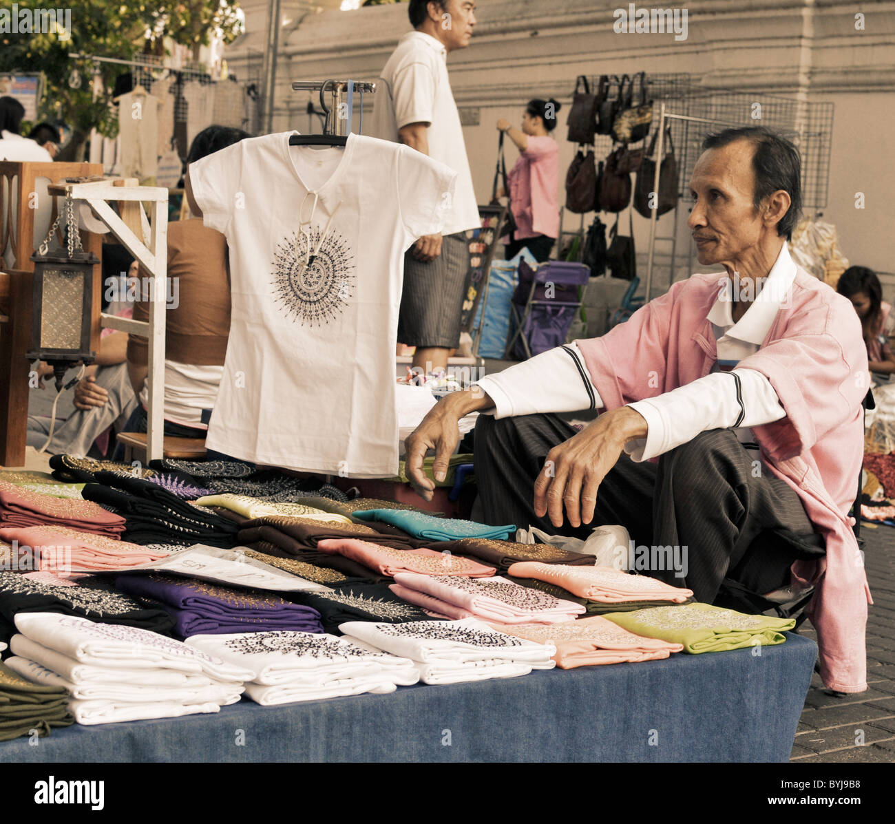 Tonica fotografia di un Thai street market venditore Foto Stock