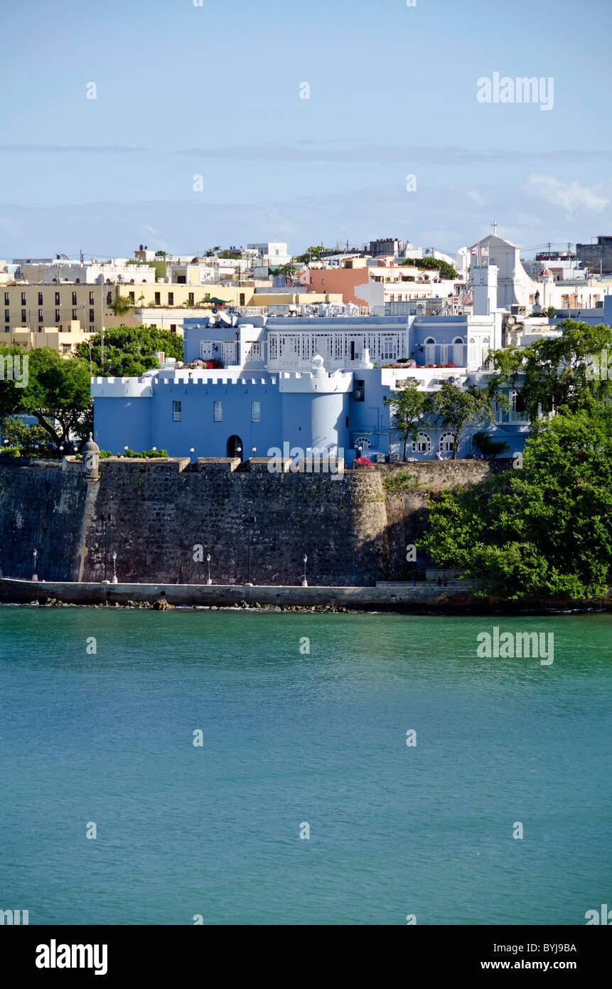 La Fortelaza governatori mansion Vecchia San Juan Puerto Rico come visto dal mare del canale della nave Foto Stock