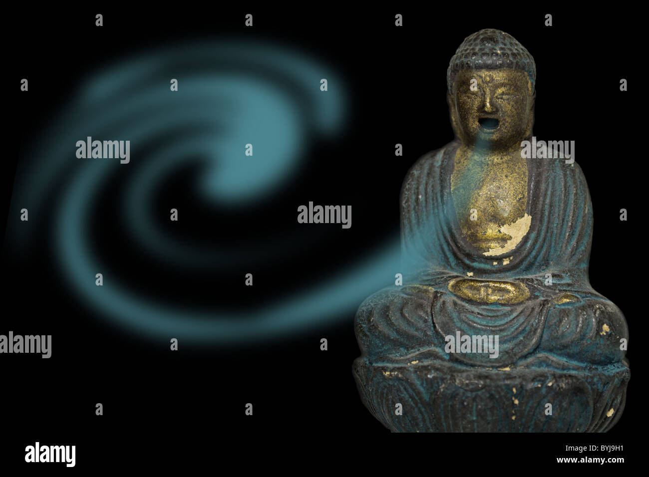Un antico Buddha bruciatore di incenso brucia swirly blu fumo. Foto Stock