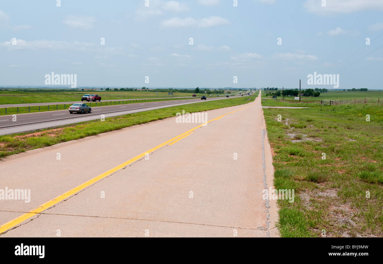 La storica Route 66 intercorrente fra Weatherford e Clinton Oklahoma corre parallela alla Interstate Highway 40 Foto Stock