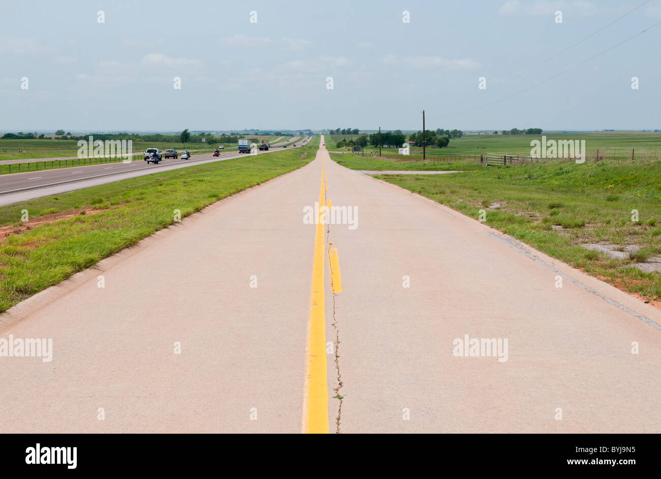 La storica Route 66 intercorrente fra Weatherford e Clinton Oklahoma corre parallela alla Interstate Highway 40 Foto Stock