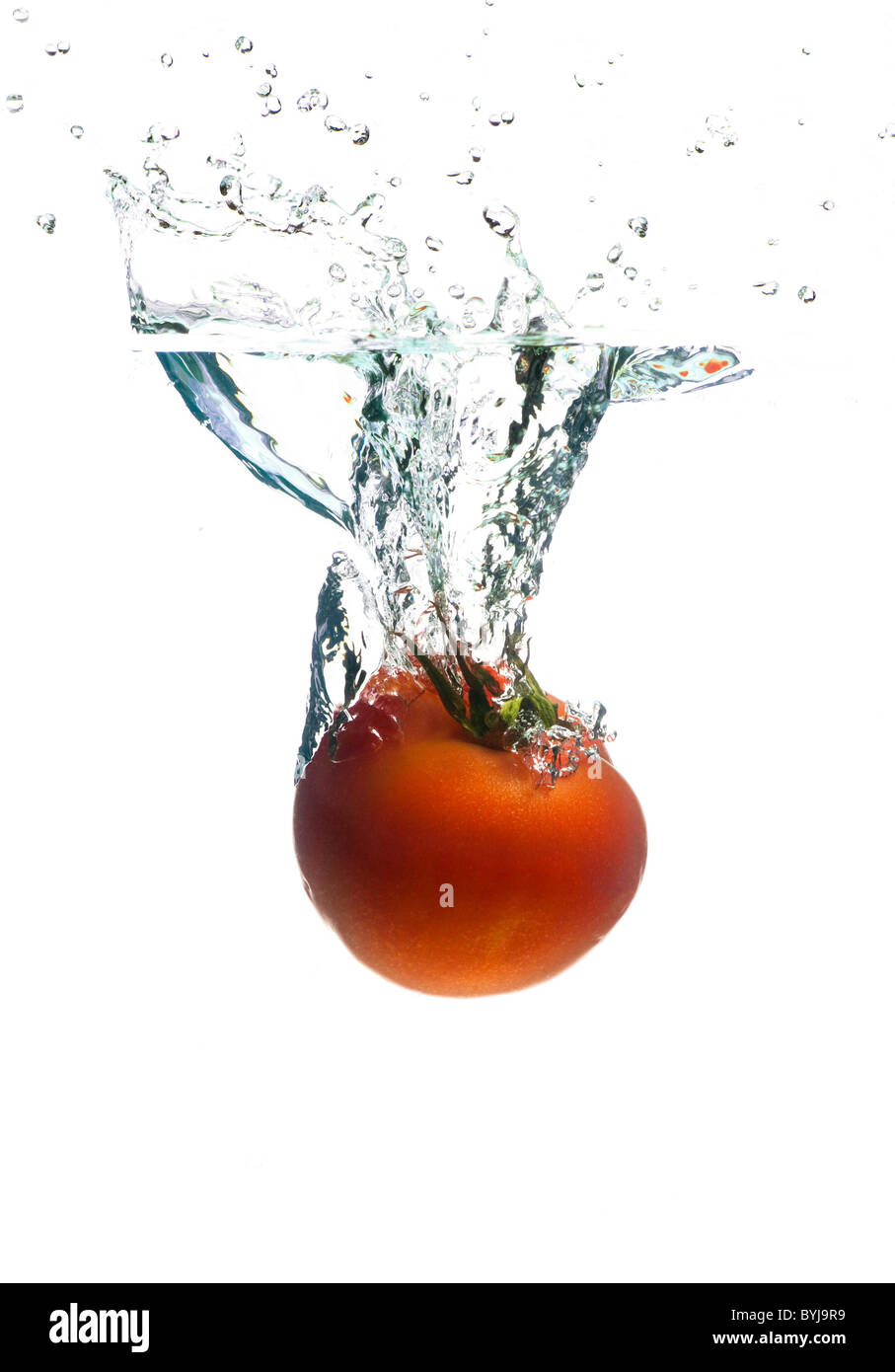 Acqua cristallina schizzi da un frutto Foto Stock