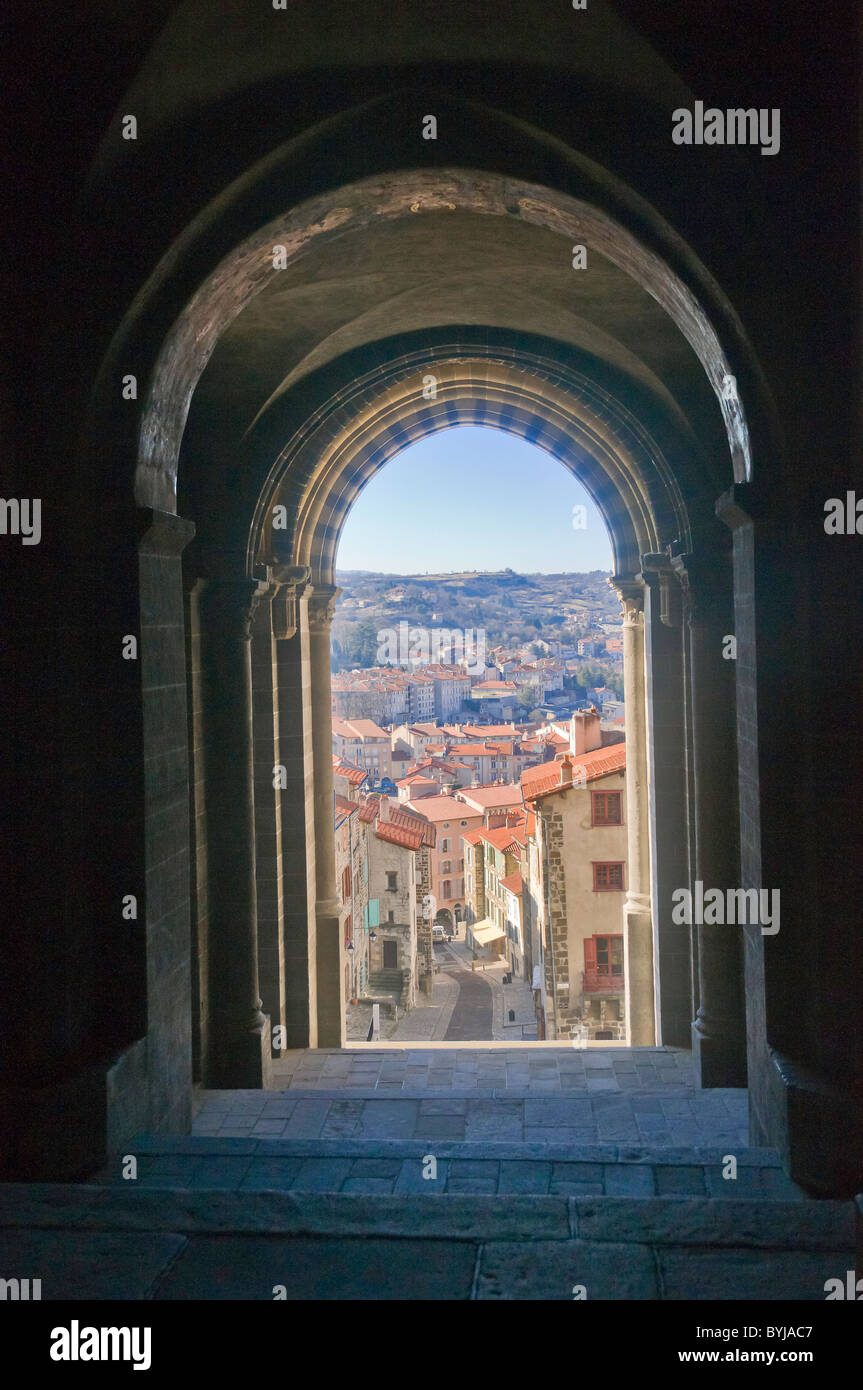 Una vista verso il basso street 'des tabelle' da Le Puy en Velay cattedrale porta Foto Stock