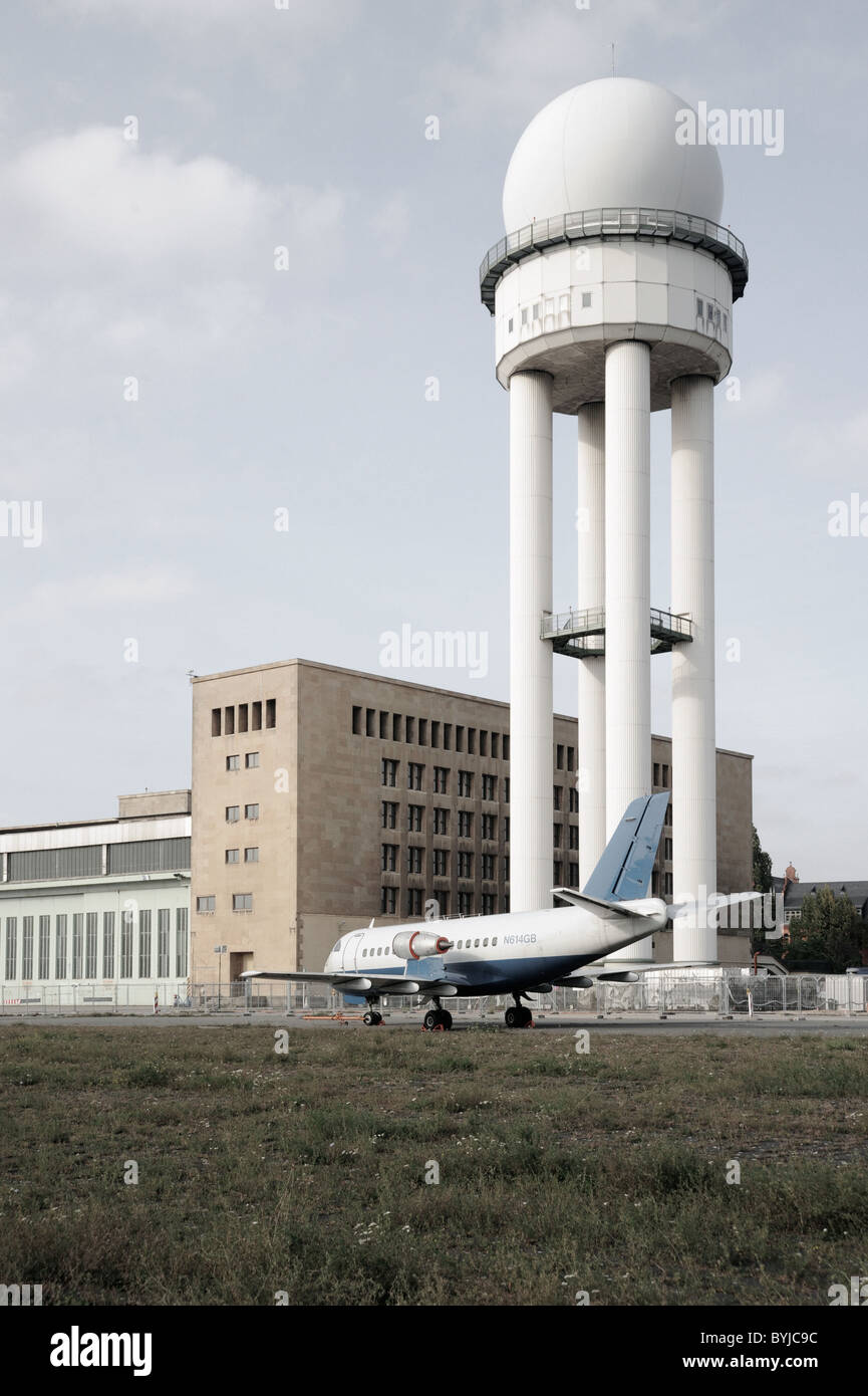 Velivolo storico ed edifici in città nuova pubblico Tempelhofer Park sul sito del famoso ex aeroporto Tempelhof di Berlino Germania Foto Stock