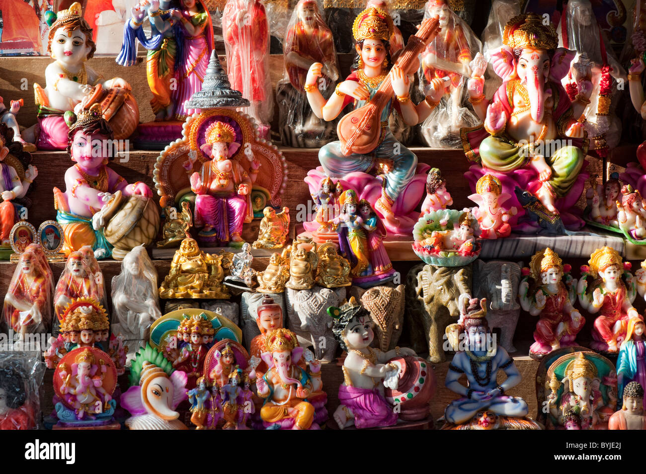 Religiosi indiani statue su un mercato in stallo, Andhra Pradesh, India Foto Stock