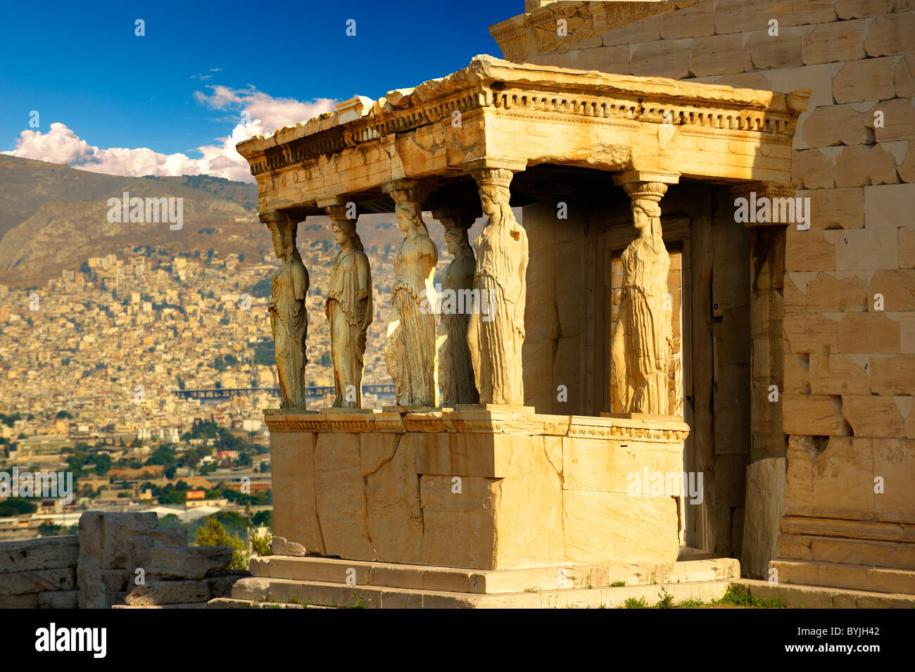 Il Portico delle cariatidi. Il Erechtheum, l'Acropoli di Atene in Grecia. Foto Stock