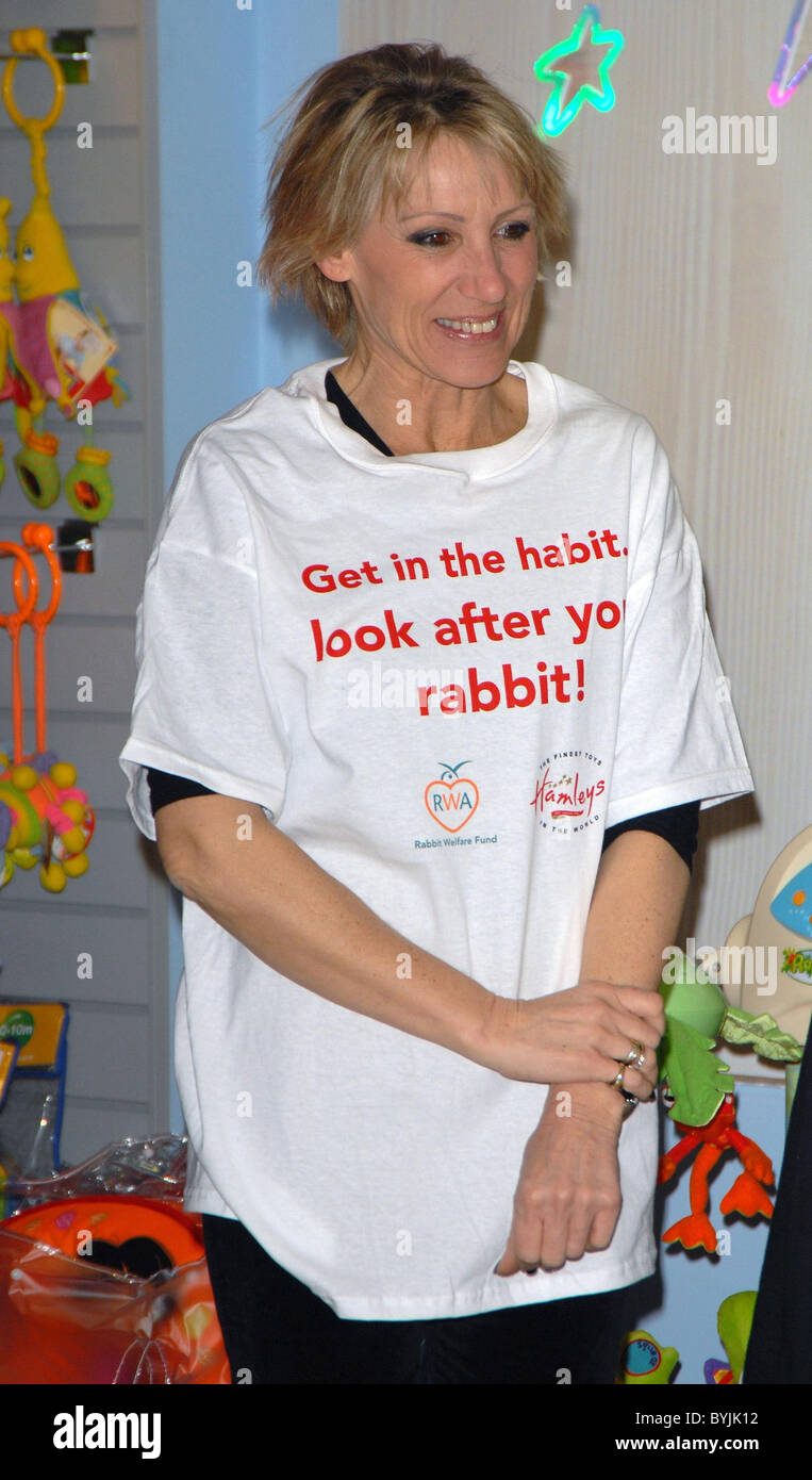 Ingrid Tarrant Celebrity patrono del benessere di coniglio finanziare il lancio della Pasqua a Hamleys a fianco di Skippy, un gigantesco coniglio in inglese Foto Stock