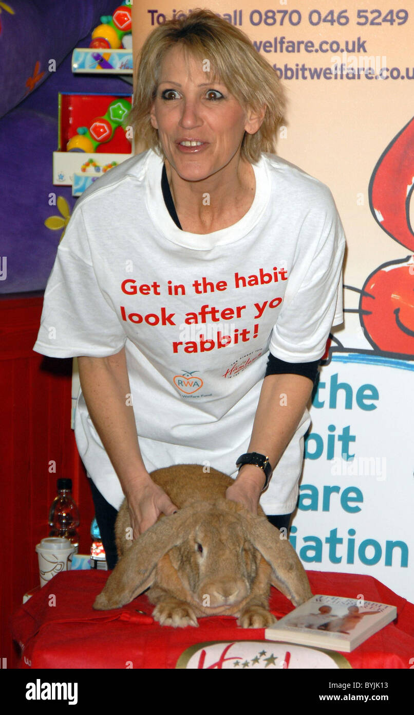 Ingrid Tarrant Celebrity patrono del benessere di coniglio finanziare il lancio della Pasqua a Hamleys a fianco di Skippy, un gigantesco coniglio in inglese Foto Stock