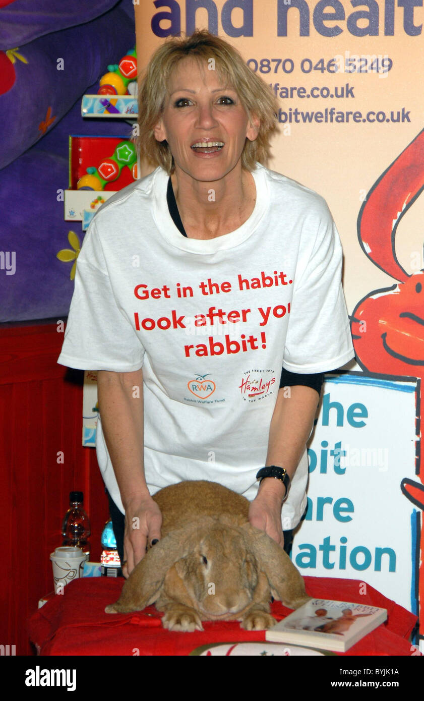 Ingrid Tarrant Celebrity patrono del benessere di coniglio finanziare il lancio della Pasqua a Hamleys a fianco di Skippy, un gigantesco coniglio in inglese Foto Stock
