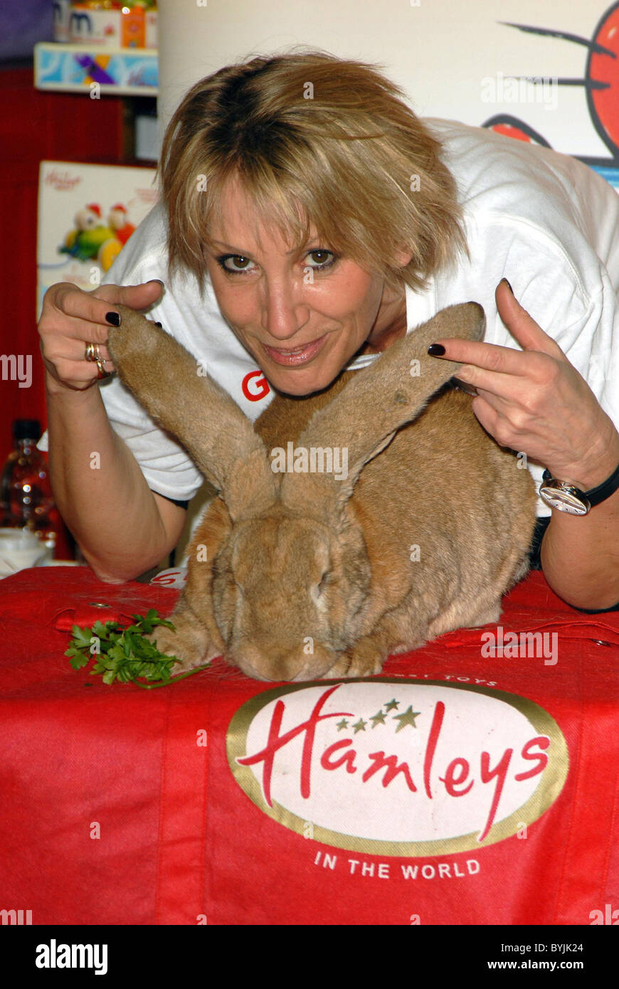 Ingrid Tarrant Celebrity patrono del benessere di coniglio finanziare il lancio della Pasqua a Hamleys a fianco di Skippy, un gigantesco coniglio in inglese Foto Stock