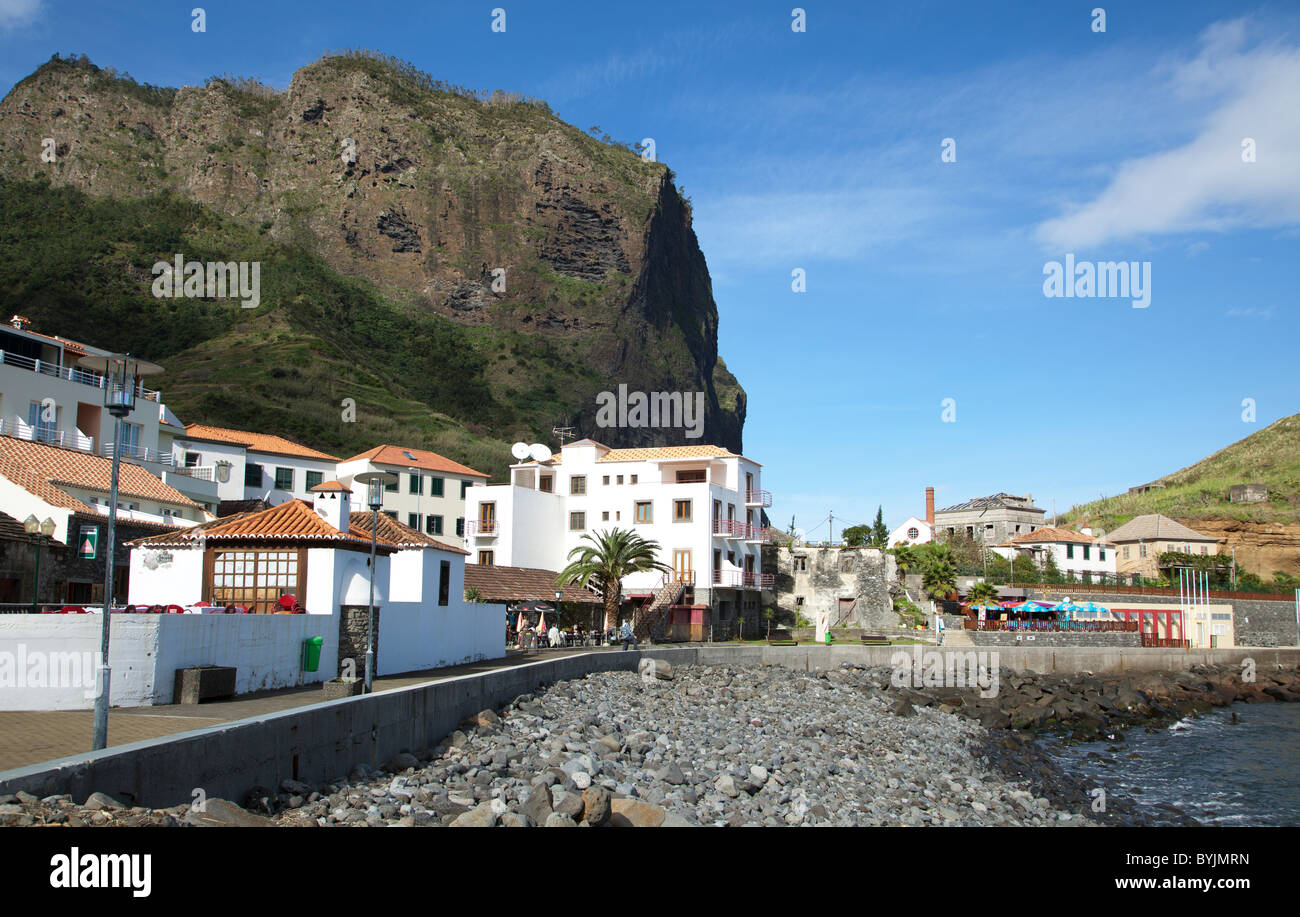 Il borgo marinaro di Porto da Cruz sotto la Penha de Aguia Madera Foto Stock