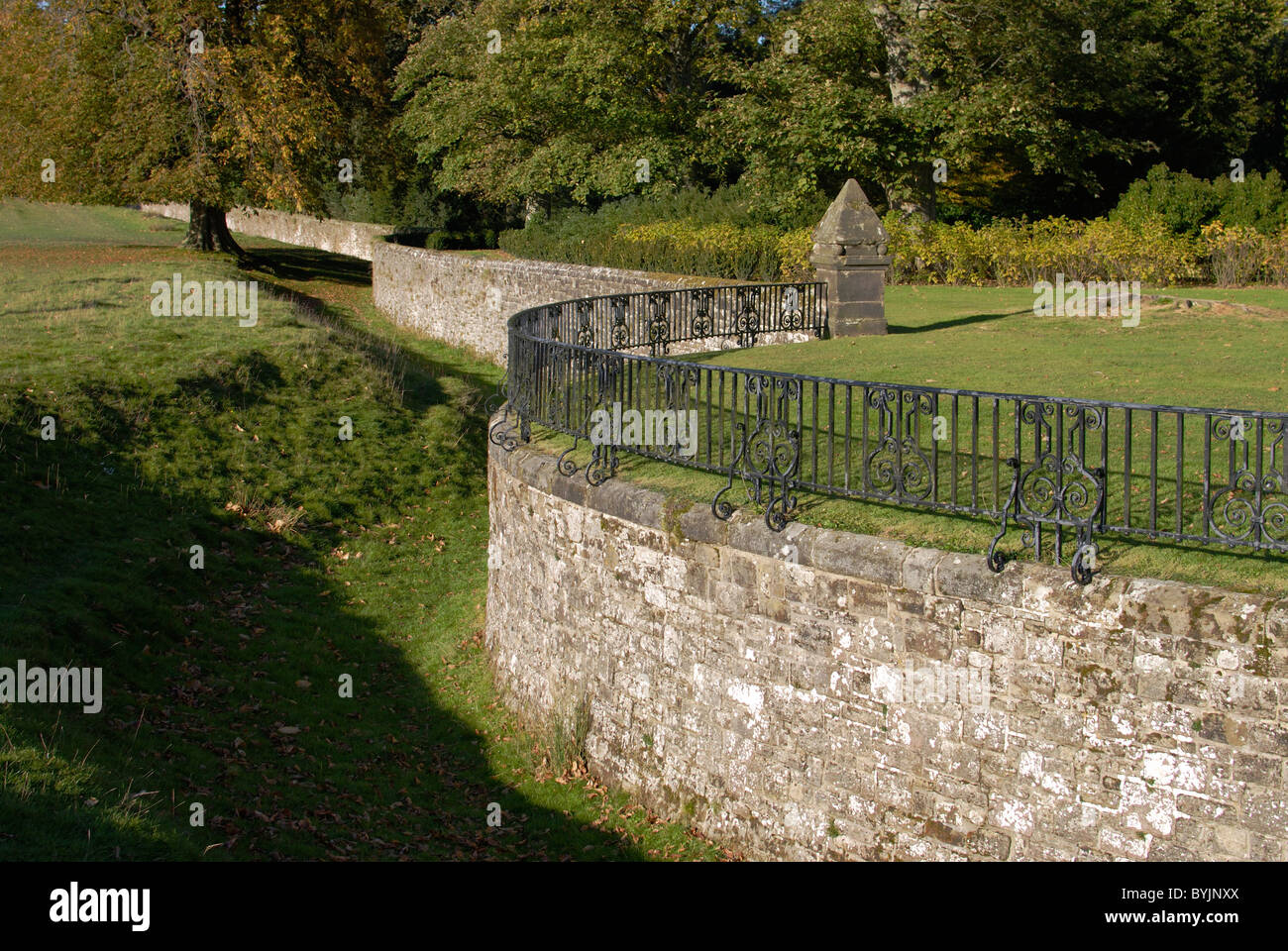 Caratteristica architettonica del fossato e muro noto come 'Ha-Ha' in Inglese country garden. West Sussex. Inghilterra Foto Stock