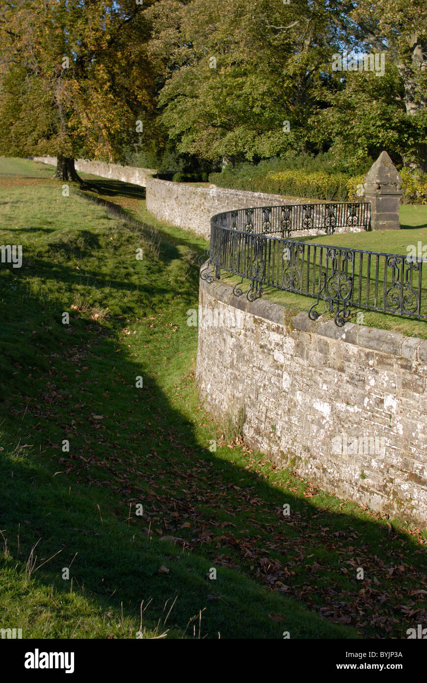 Caratteristica architettonica del fossato e muro noto come 'Ha-Ha' in Inglese country garden. West Sussex. Inghilterra Foto Stock