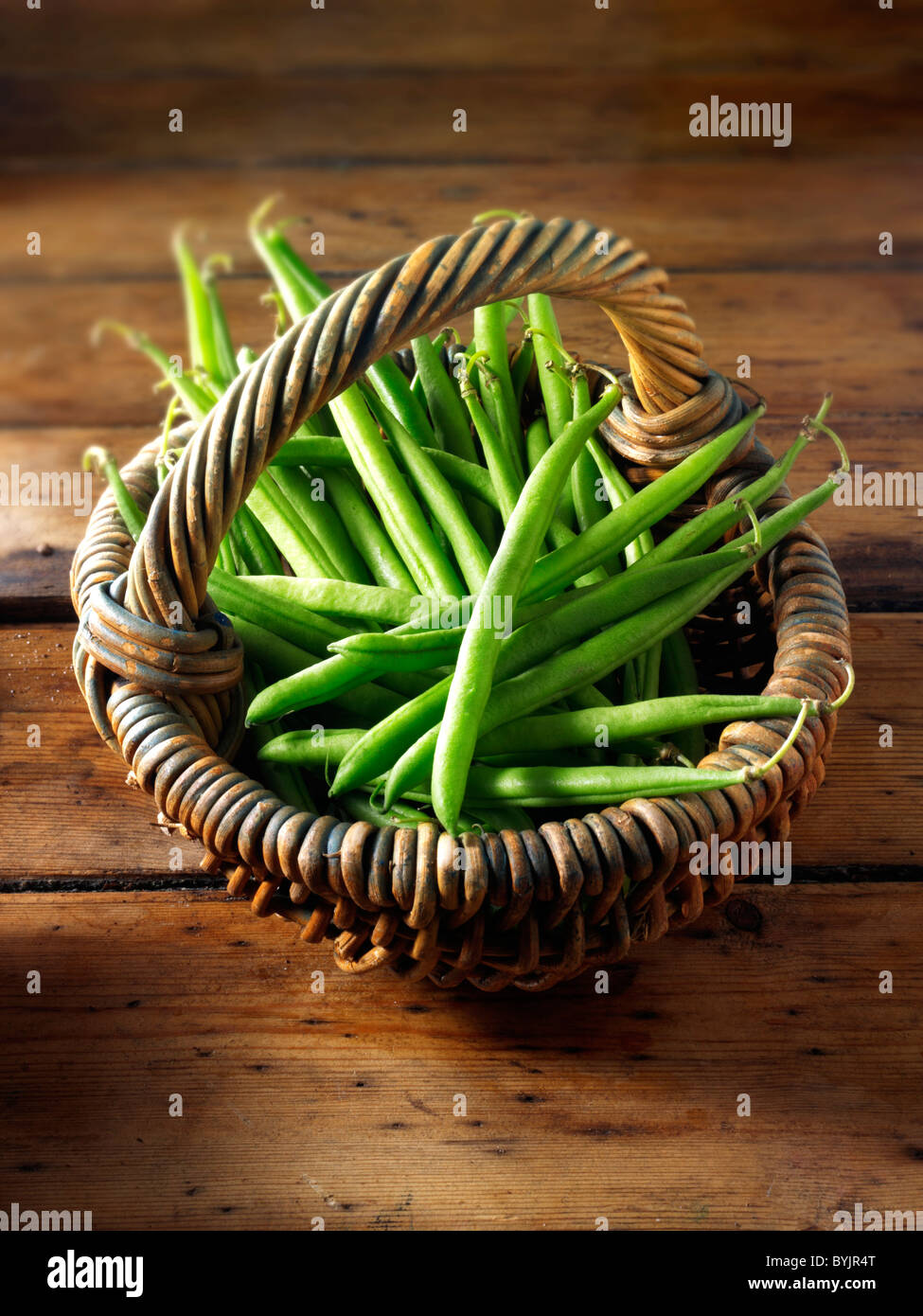 Fagioli verdi appena raccolti, non cotti e pronti per la preparazione, conosciuti come fagioli fini, vert di aricot, fagioli francesi. Foto Stock