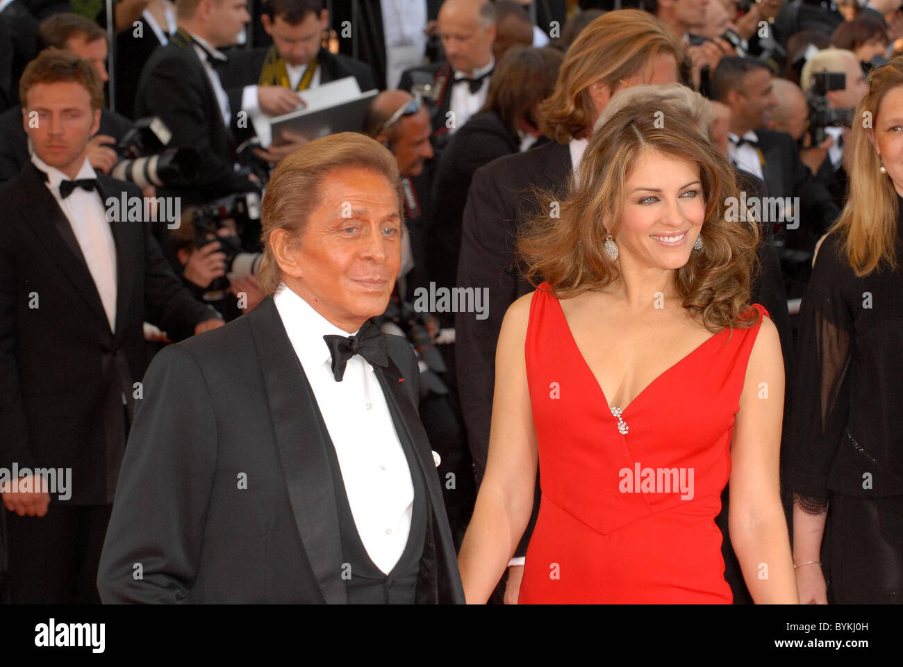 Elizabeth Hurley e Valentino 2007 Cannes Film Festival Day 1 - Premiere di 'My mirtillo notti arrivi - Cannes, Francia - Foto Stock