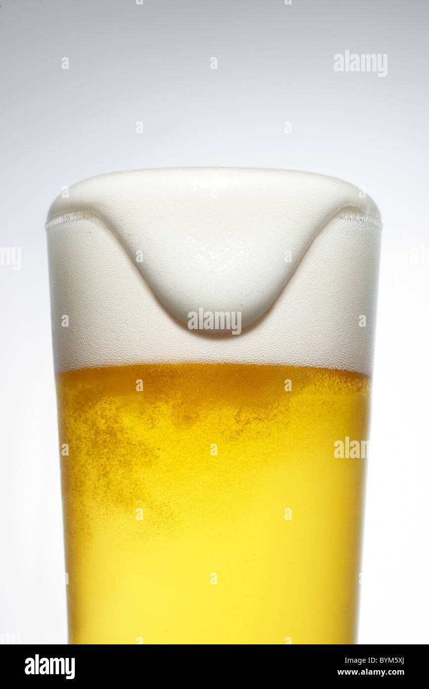 La birra si estendesse pinta di vetro Foto Stock