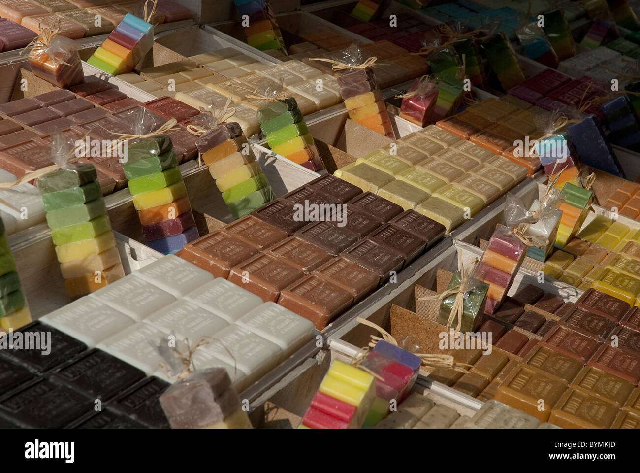 Il sapone di Marsiglia in vendita nel mercato di Lourmarin in Provenza Foto Stock