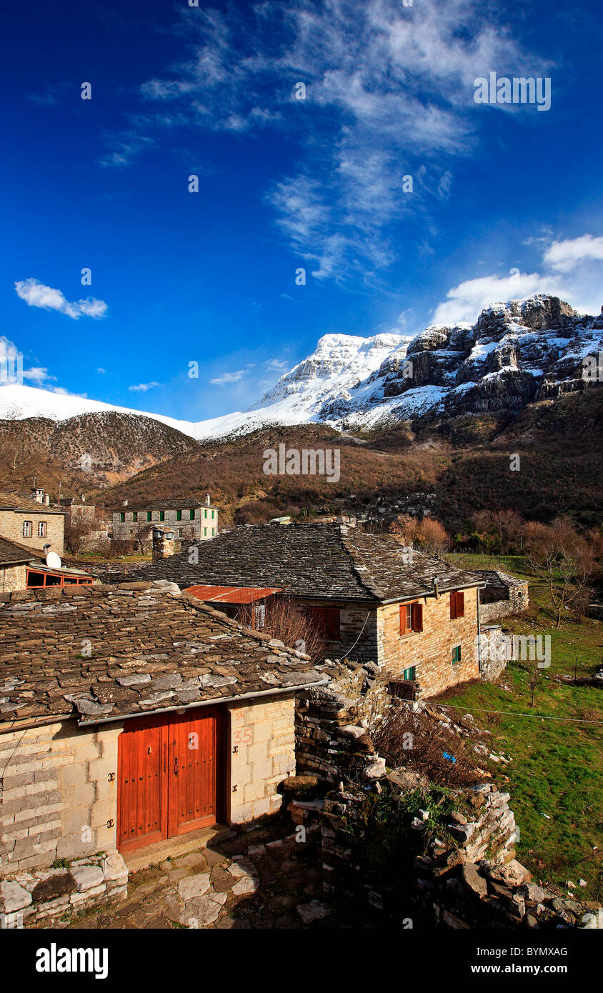 Megalo Papigo village, uno dei più belli della regione di Zagori, Epiro, Grecia. In BG Gamilla (o 'Astraka') mountain Foto Stock