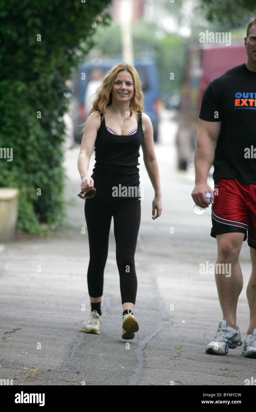 Geri Halliwell e il suo personal fitness trainer vai al suo parco locale di  esercitare a Londra, Inghilterra - 12.06.07 Foto stock - Alamy