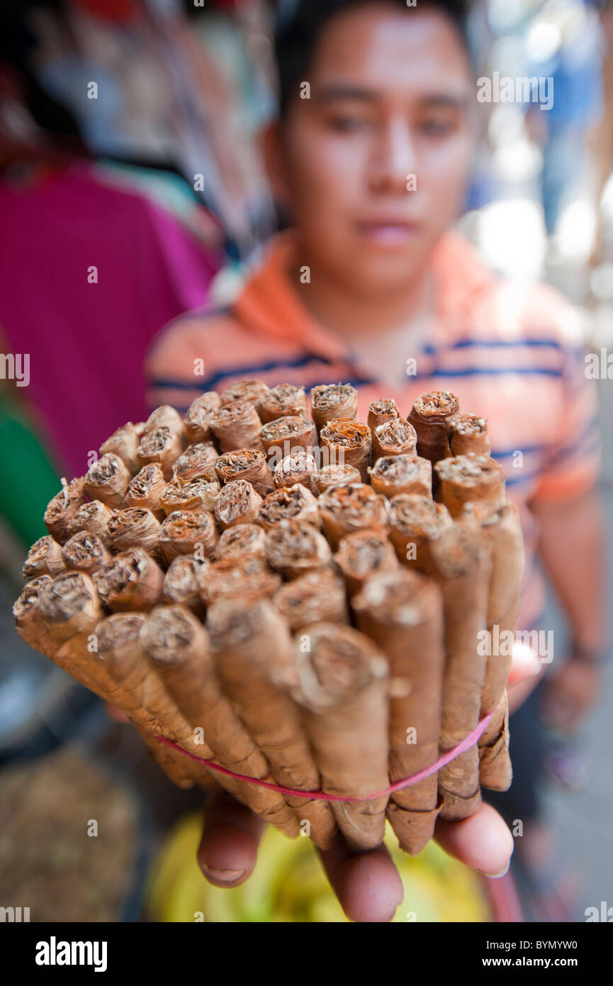 Giovane uomo vendere sigari al mercato di Copan Ruinas, Honduras, America centrale. Foto Stock