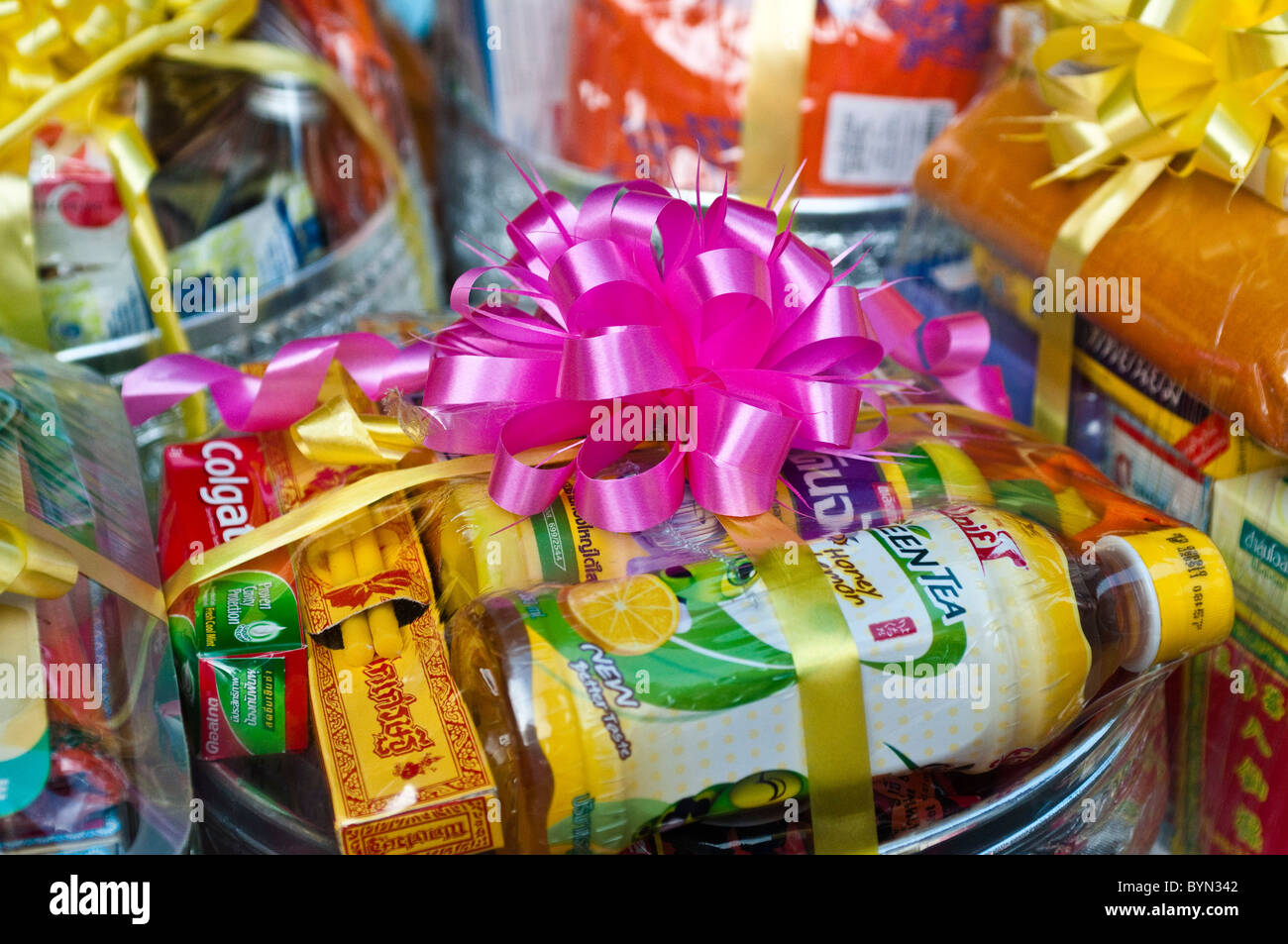 Pre-confezionati offerte presso Wat Chanasongkhram Ratchaworamahawiharn, Banglamphu, Bangkok, Thailandia Foto Stock