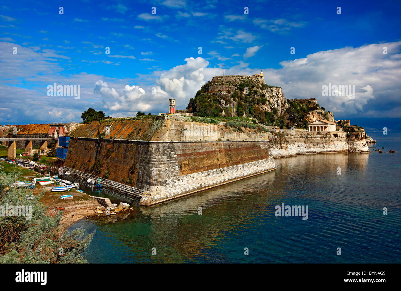 La Grecia, Corfù (o 'CORFU') isola. La vecchia fortezza e il canale chiamato 'Contrafossa', che lo separa dalla città vecchia Foto Stock