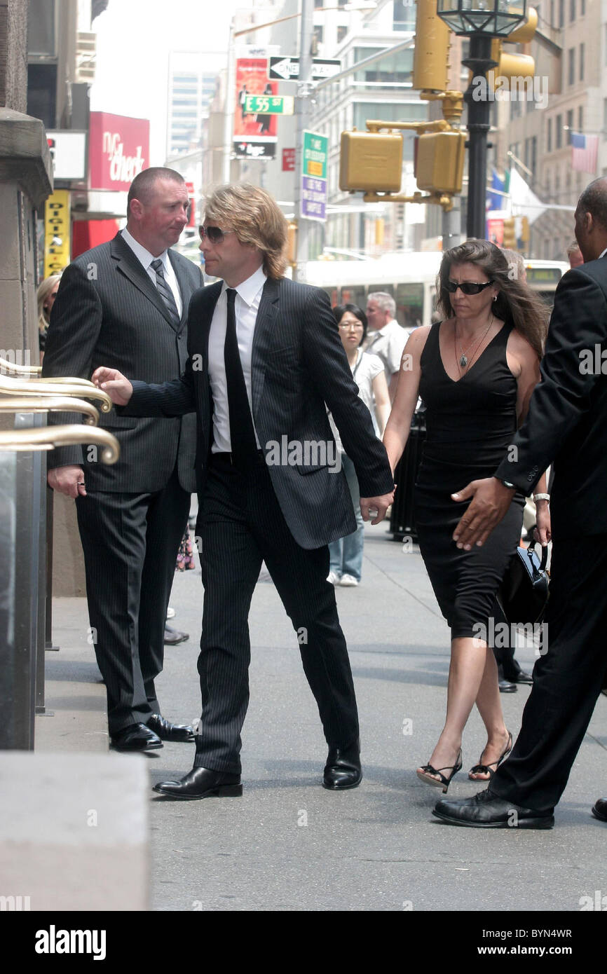 Jon Bon Jovi e sua moglie Dorothea Hurley arrivano al funerale di Claudia Cohen detenute in Sinagoga Centrale di New York City, Stati Uniti d'America - Foto Stock