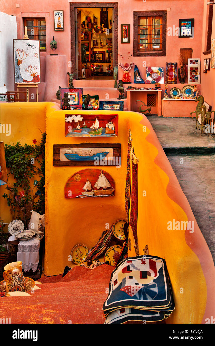 Colorati negozi nel pittoresco villaggio di Oia, isola di Santorini, Cicladi Grecia Foto Stock