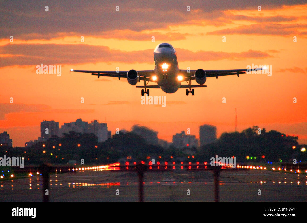 Jet aereo commerciale di decollare l'Aeroporto Jorge Newbery, al tramonto. Foto Stock