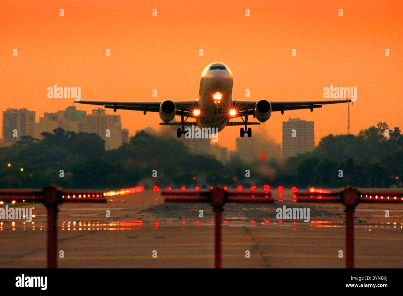 Jet aereo commerciale di decollare l'Aeroporto Jorge Newbery, al tramonto. Foto Stock