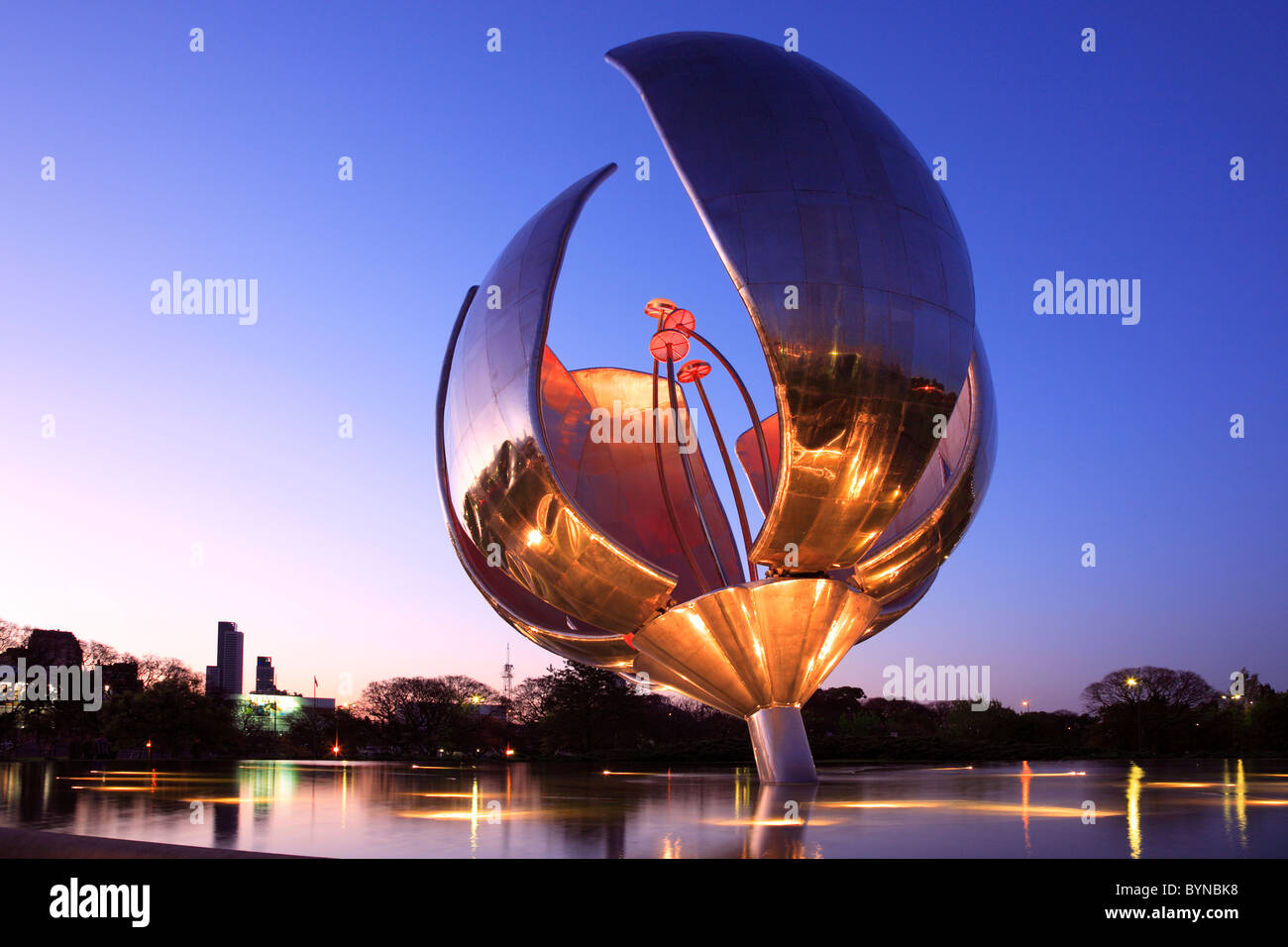 "Floralis Genérica' scultura, dall'arch. Eduardo Catalano. Posto a Nazioni Unite Square, il quartiere di Recoleta, Buenos Aires Foto Stock
